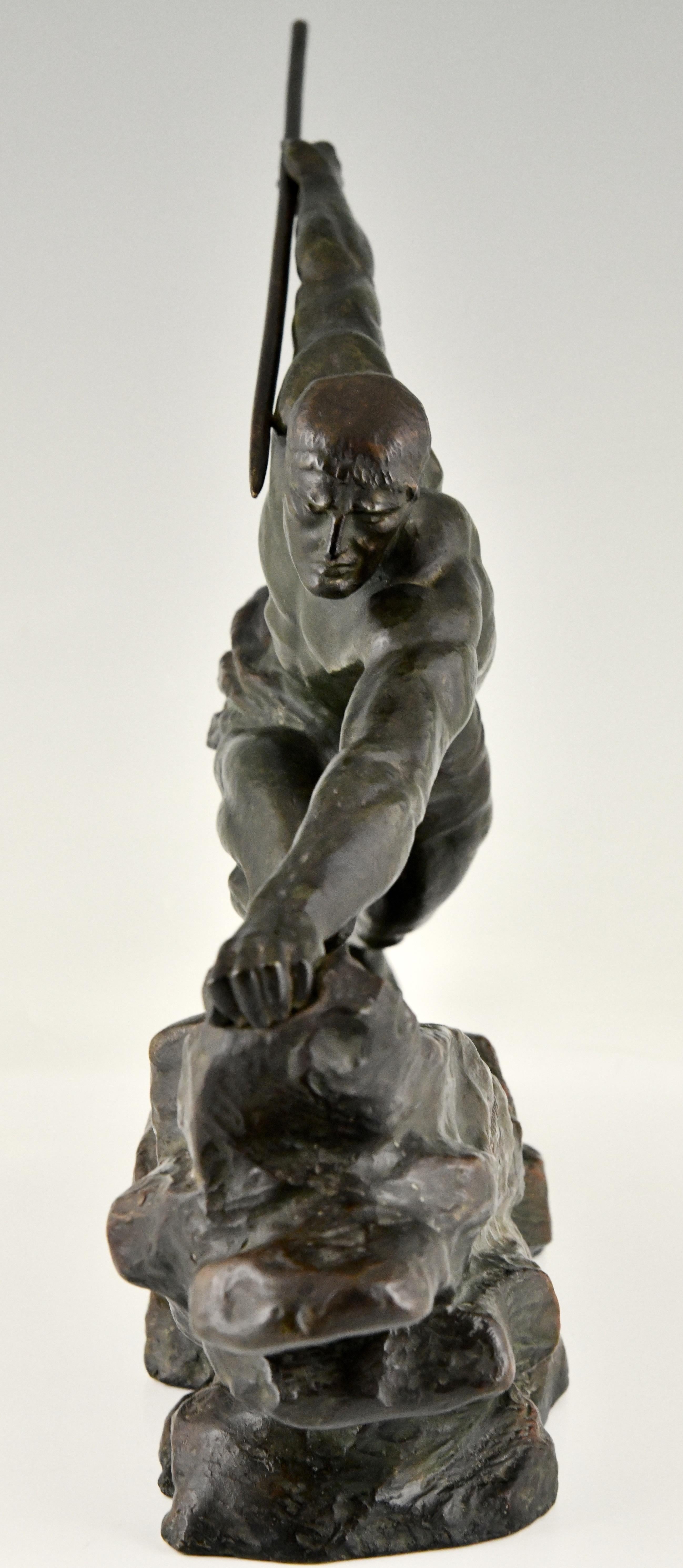 Art Déco Scultura in bronzo Art Deco con lancia di Pierre Le Faguays France 1927 in vendita
