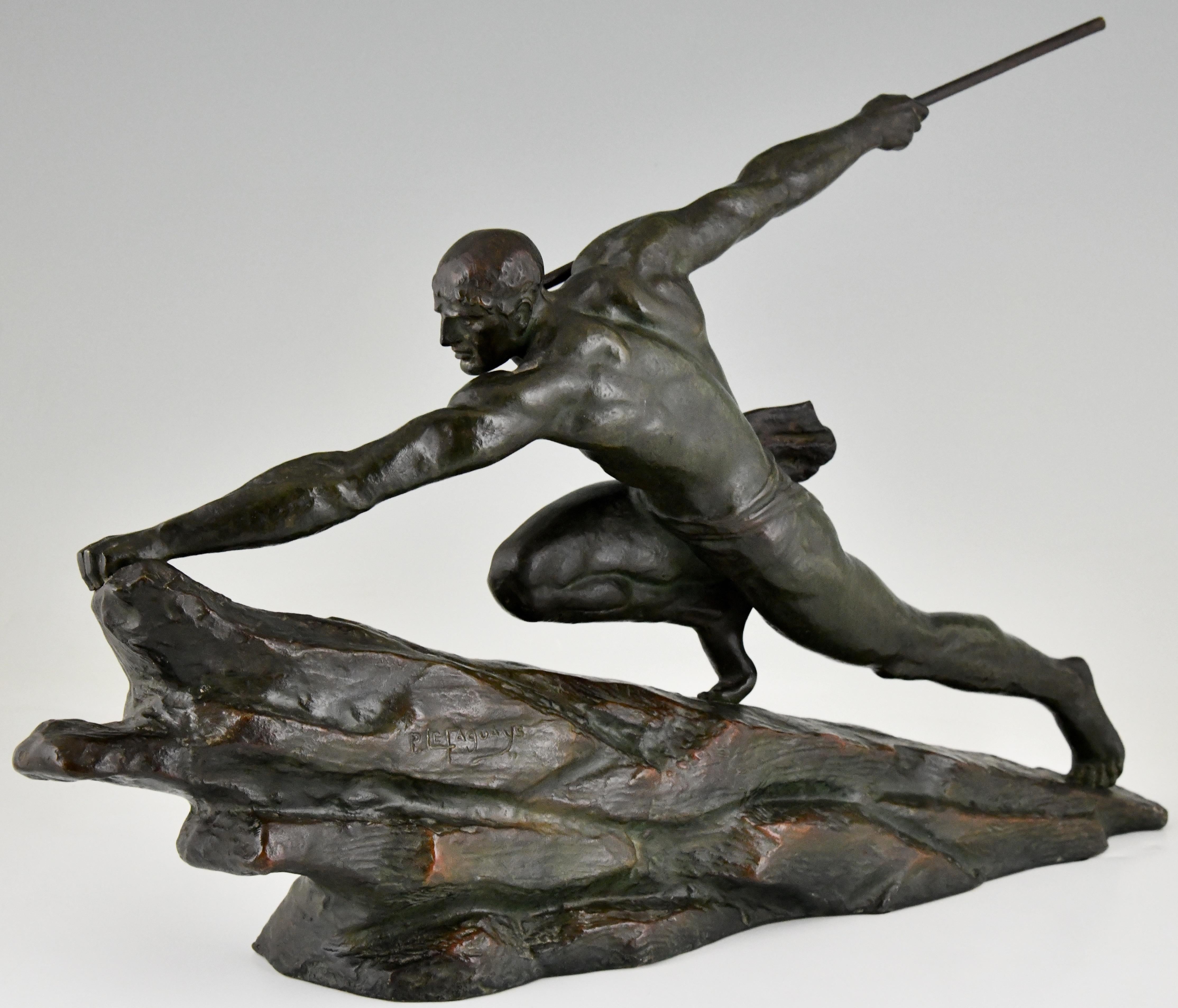Français Sculpture d'athlète en bronze Art Déco avec lance de Pierre Le Faguays, France 1927 en vente