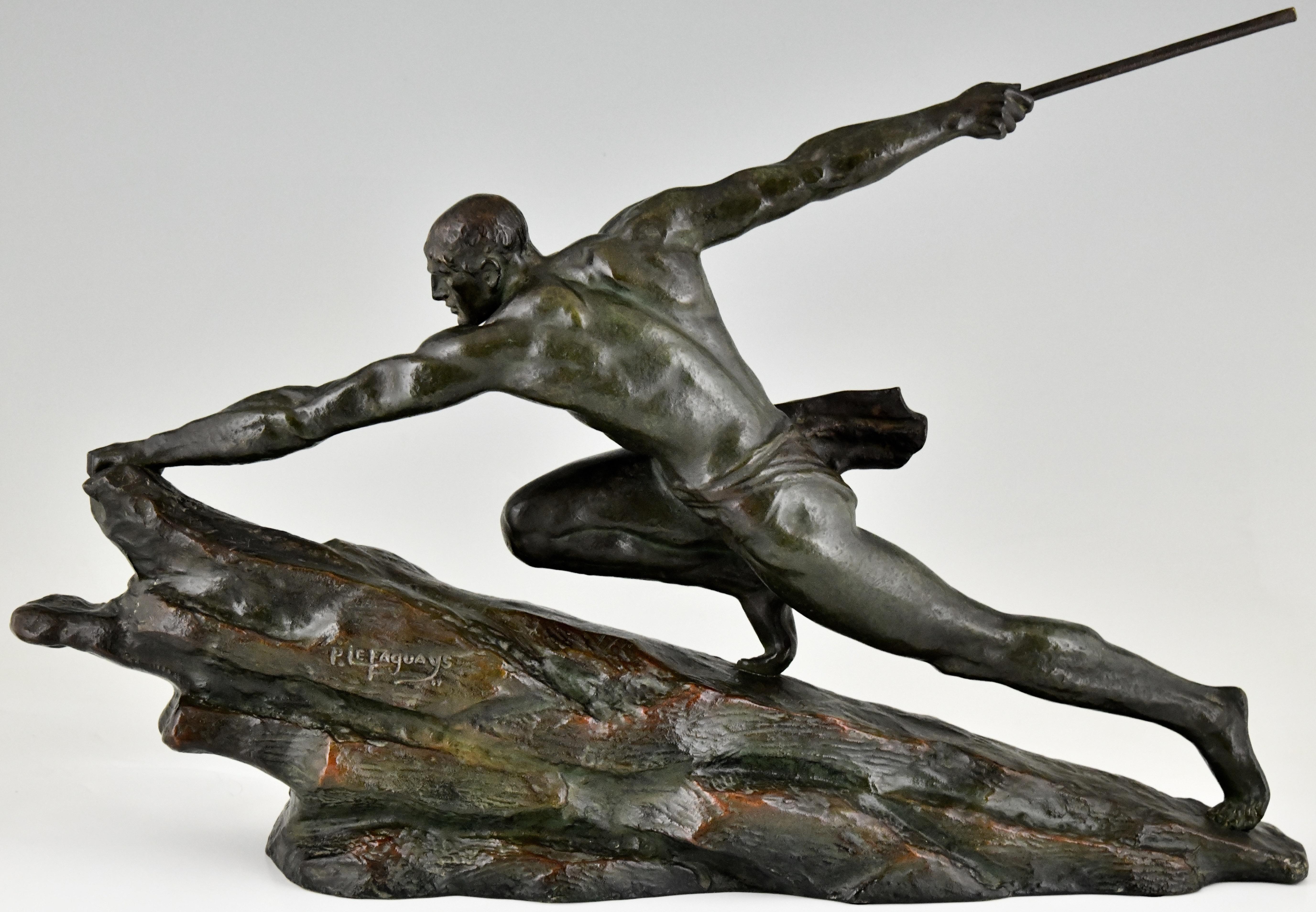 Patiné Sculpture d'athlète en bronze Art Déco avec lance de Pierre Le Faguays, France 1927 en vente