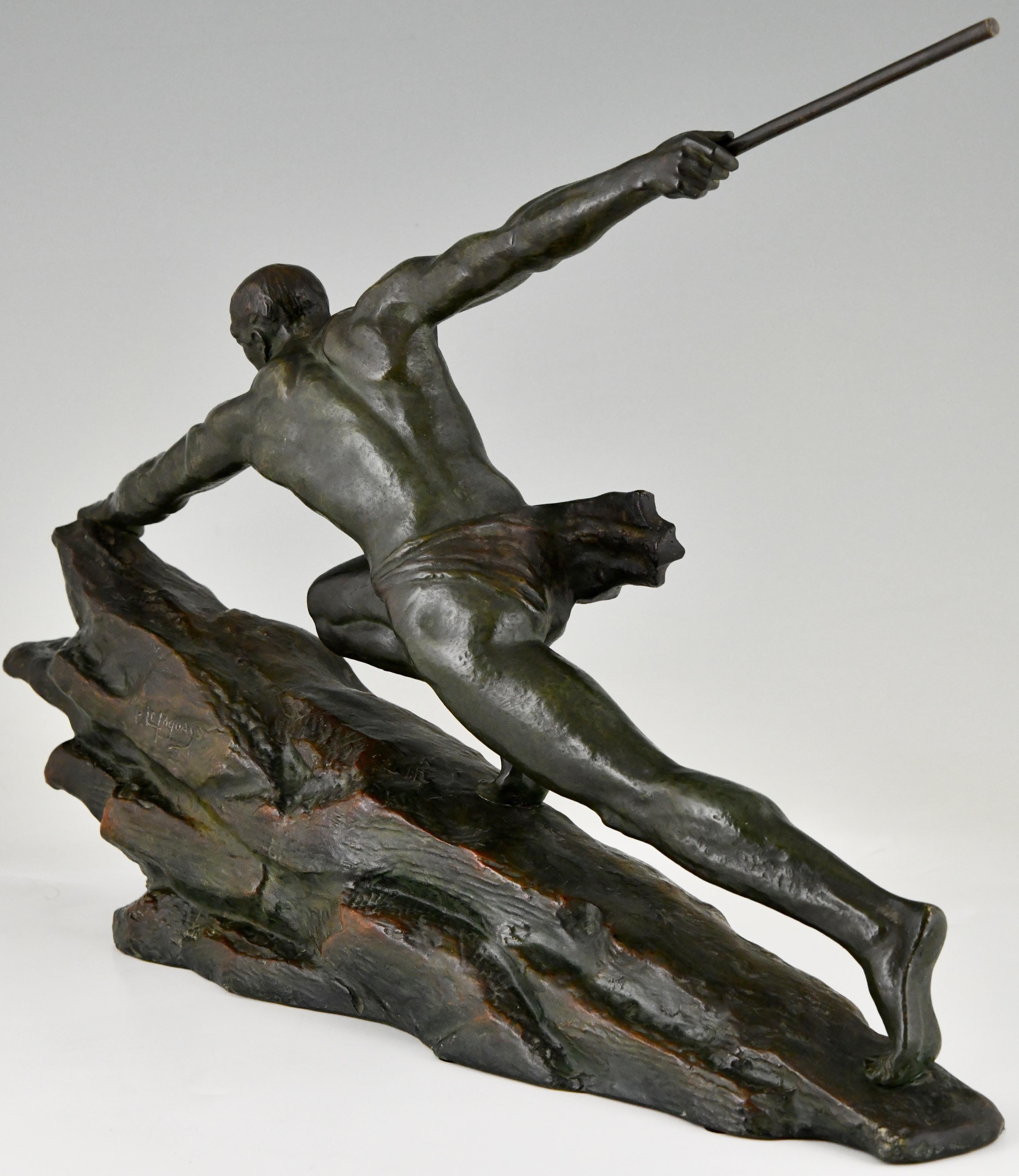 Sculpture d'athlète en bronze Art Déco avec lance de Pierre Le Faguays, France 1927 Bon état - En vente à Antwerp, BE