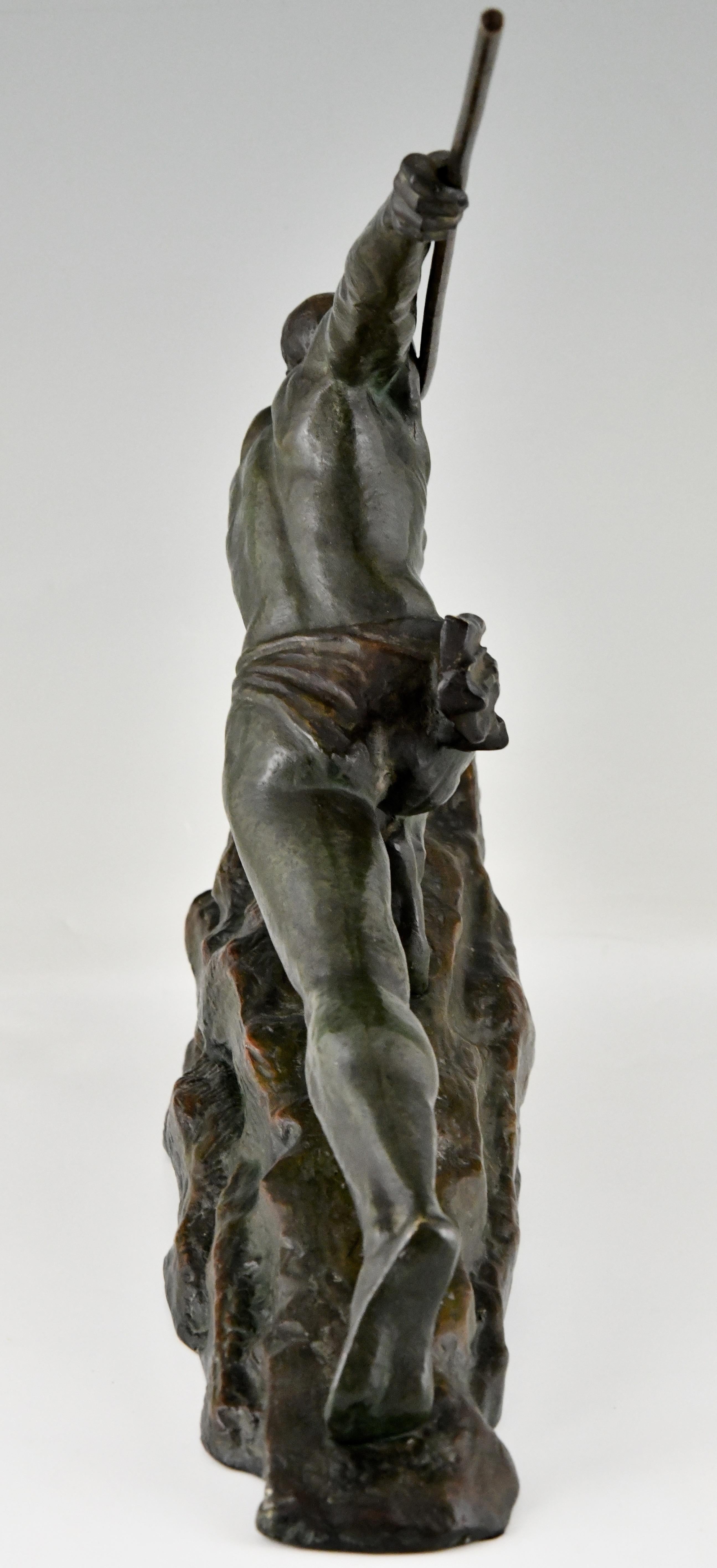 Début du 20ème siècle Sculpture d'athlète en bronze Art Déco avec lance de Pierre Le Faguays, France 1927 en vente