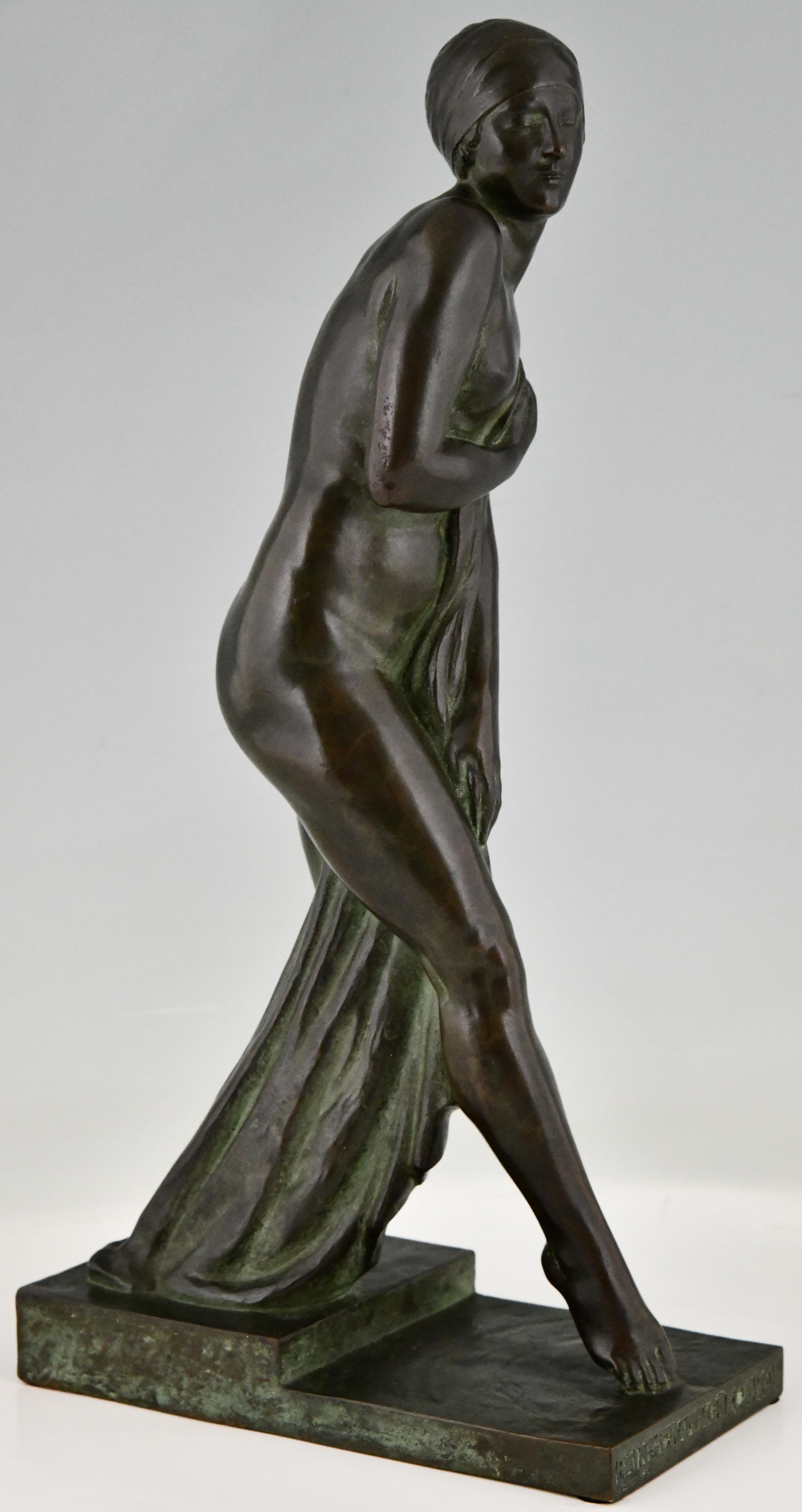 Début du 20ème siècle Sculpture en bronze Art déco représentant un nu se baignant dans une coupe de champagne par Georges Chauvel 1926