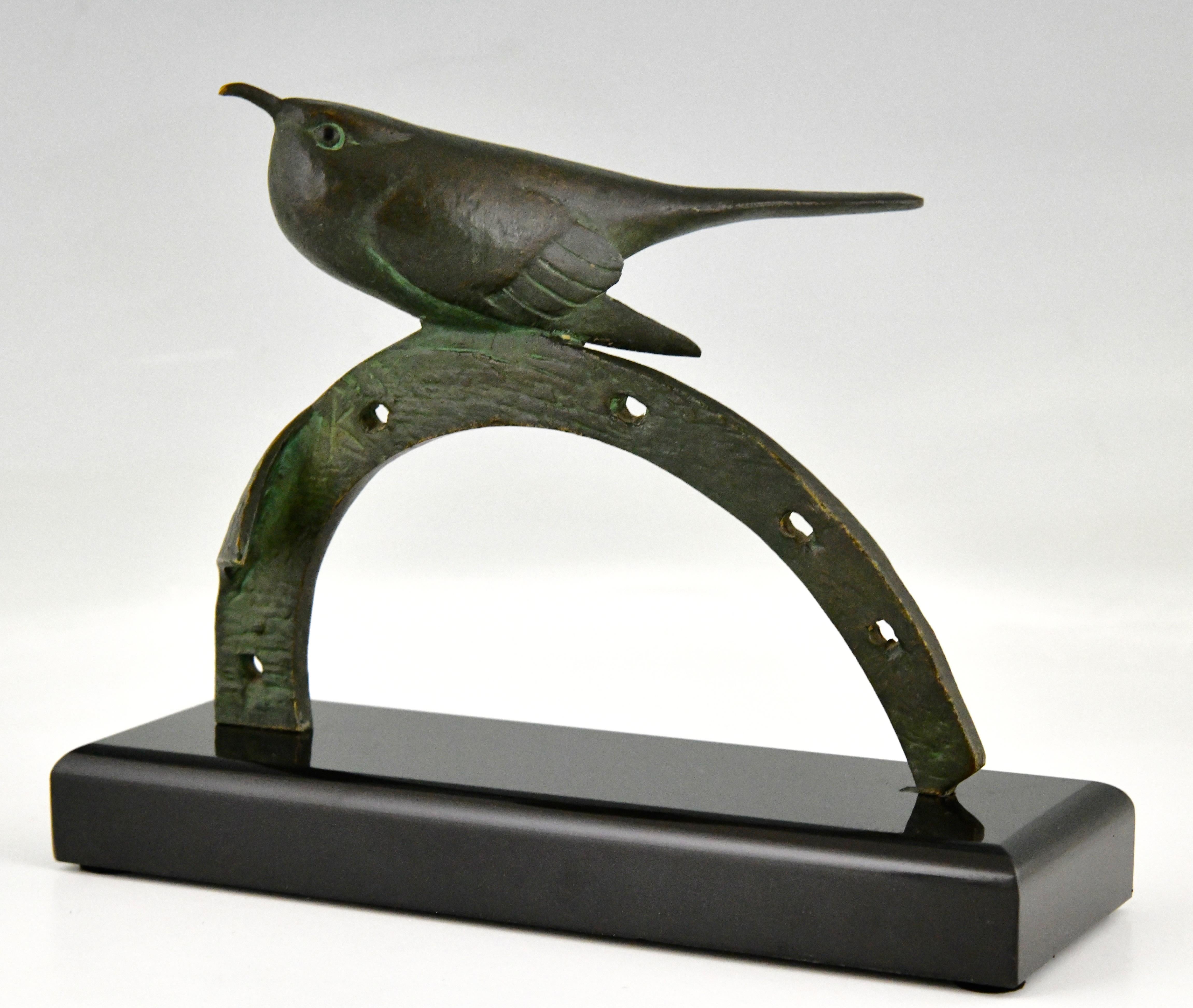 Art Deco bronze sculpture bird on horseshoe by André Vincent Becquerel, bronze with green patina on a Belgian black marble base.
France 1930. 

Similar models are illustrated in the book
Animals in bronze by Christopher Payne. Antique collectors