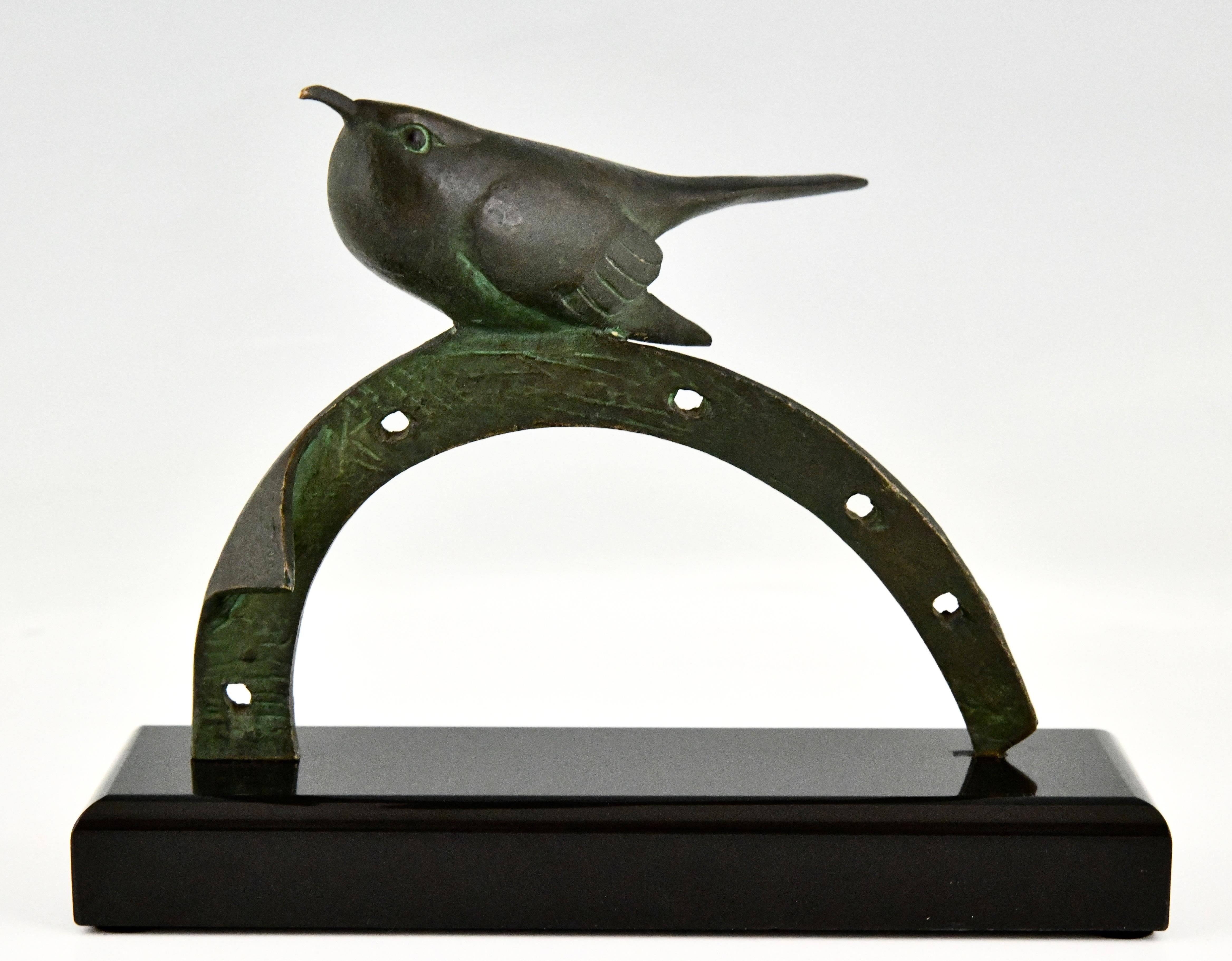 Art déco Sculpture Art Déco en bronze Oiseau sur fer à cheval par André Vincent Becquerel 1930 en vente