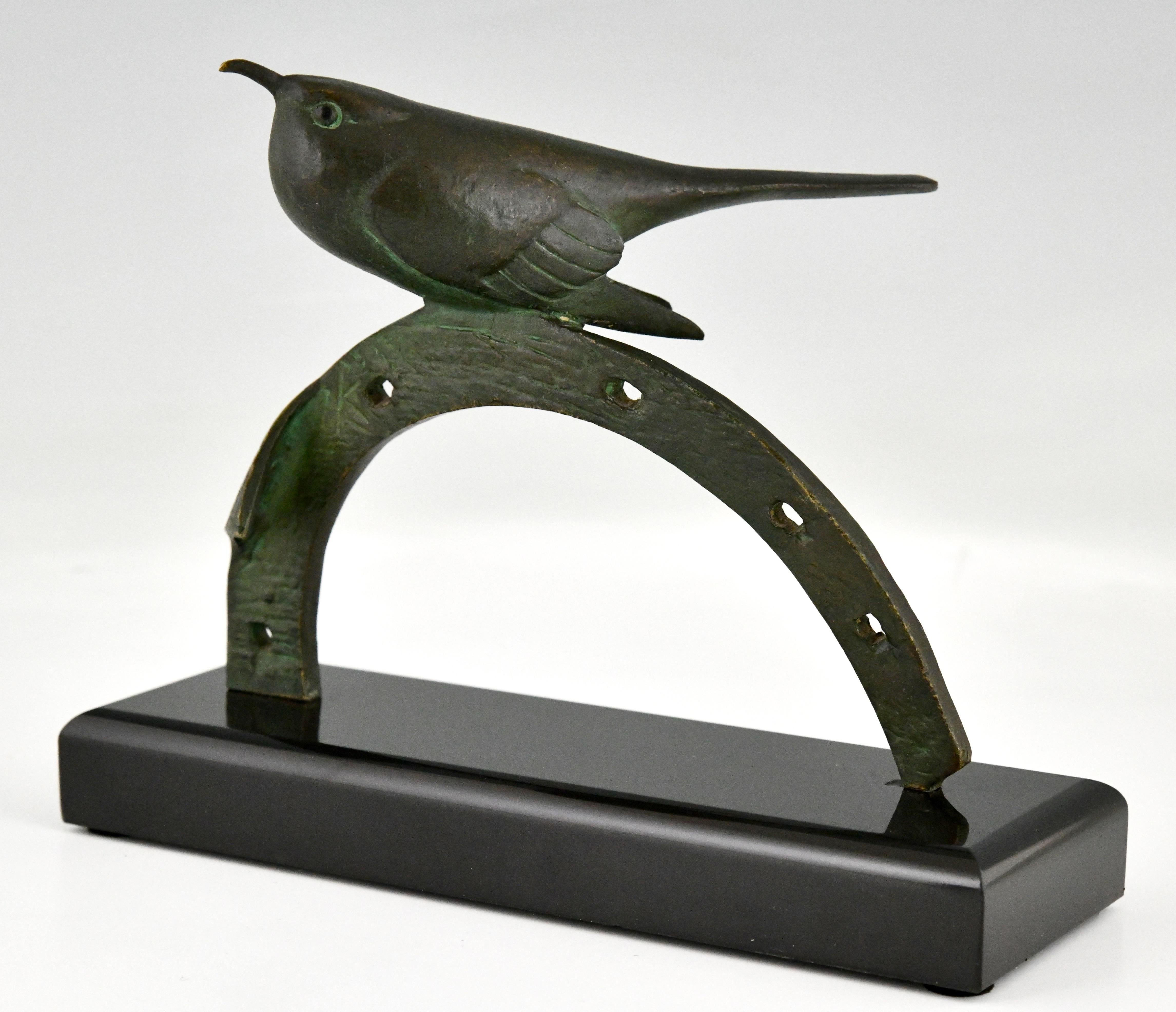 Français Sculpture Art Déco en bronze Oiseau sur fer à cheval par André Vincent Becquerel 1930 en vente