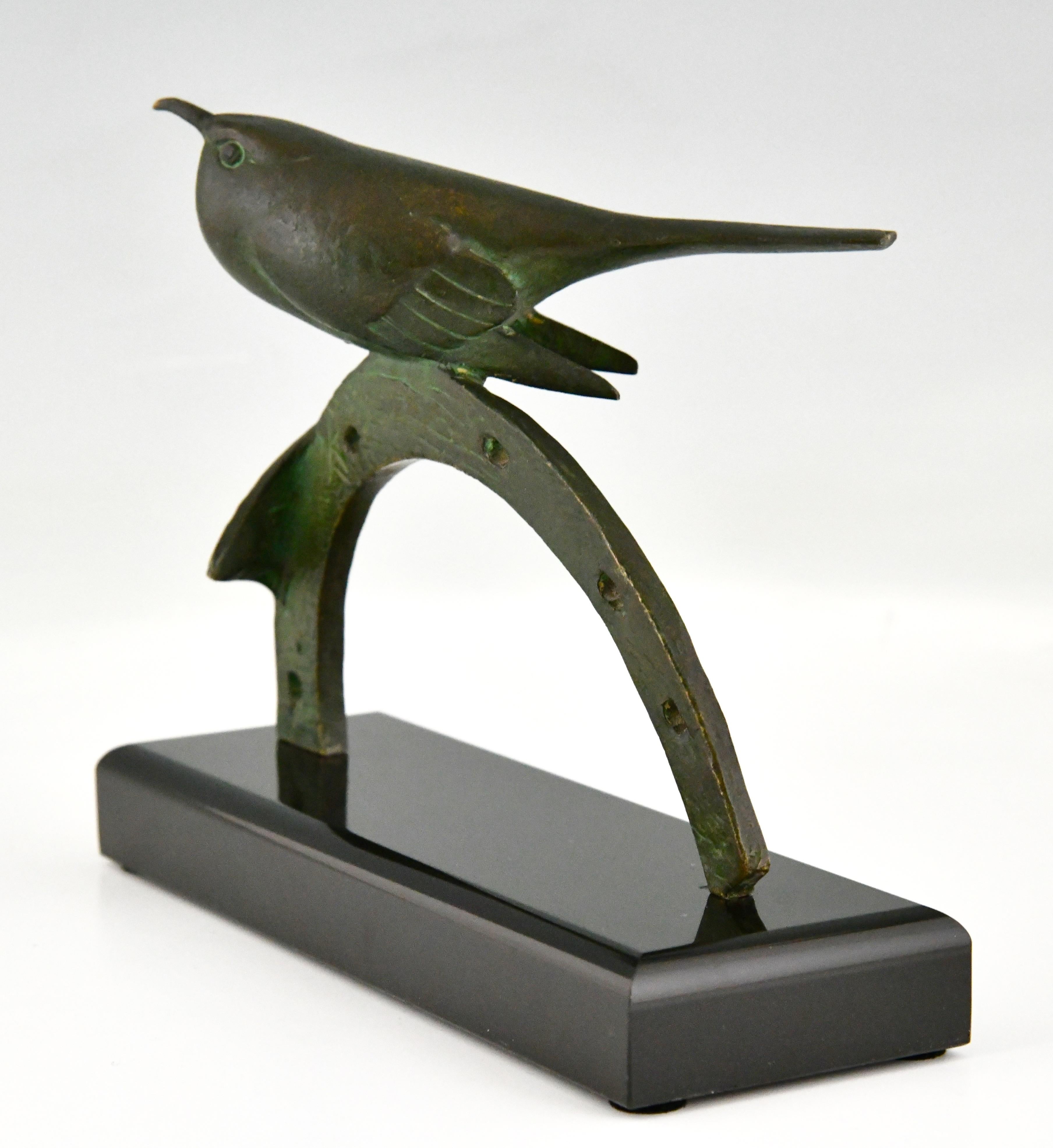 Art Deco Bronze Skulptur Vogel auf Hufeisen von André Vincent Becquerel 1930 (Patiniert) im Angebot