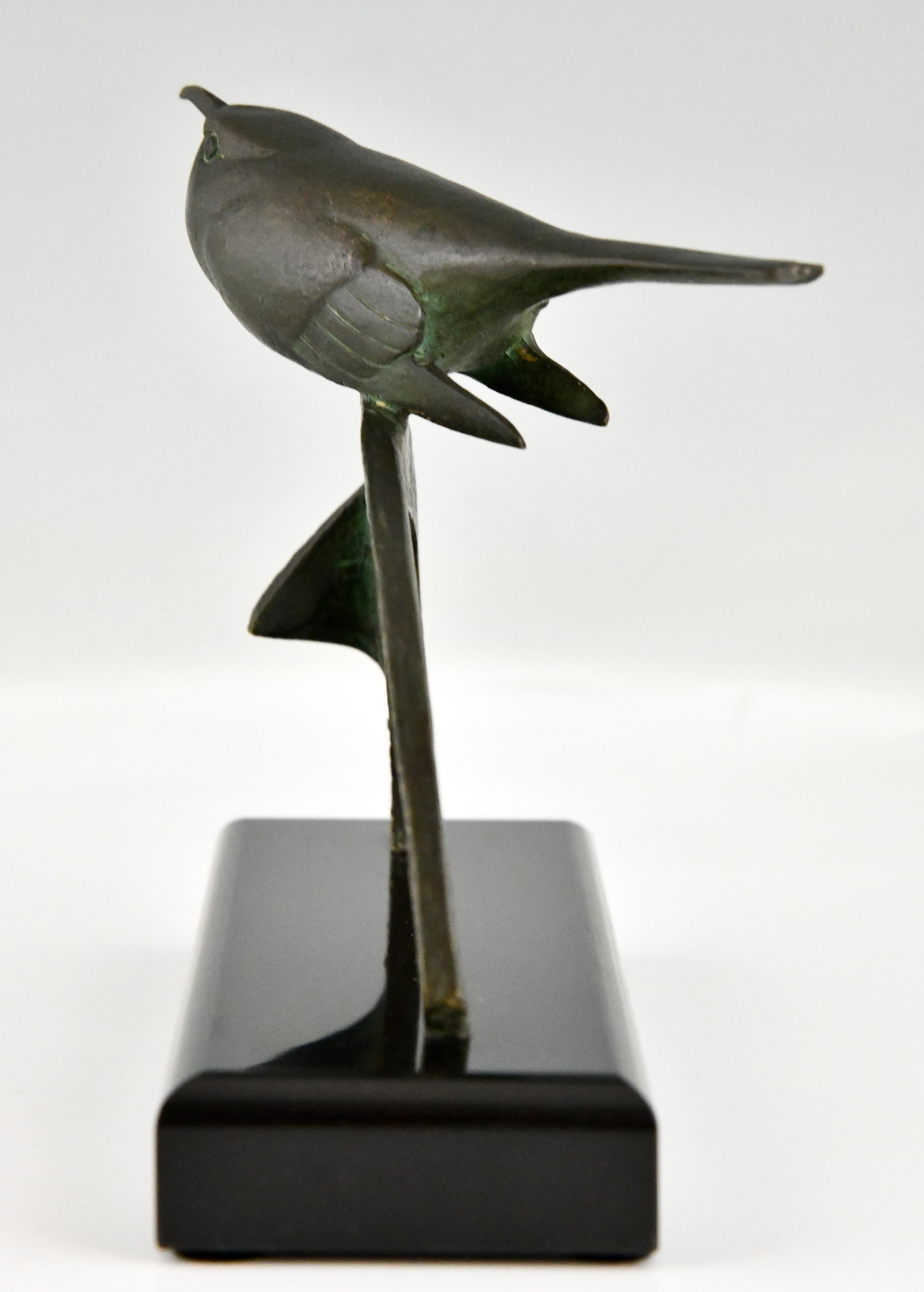 Art Deco Bronze Skulptur Vogel auf Hufeisen von André Vincent Becquerel 1930 im Zustand „Gut“ im Angebot in Antwerp, BE