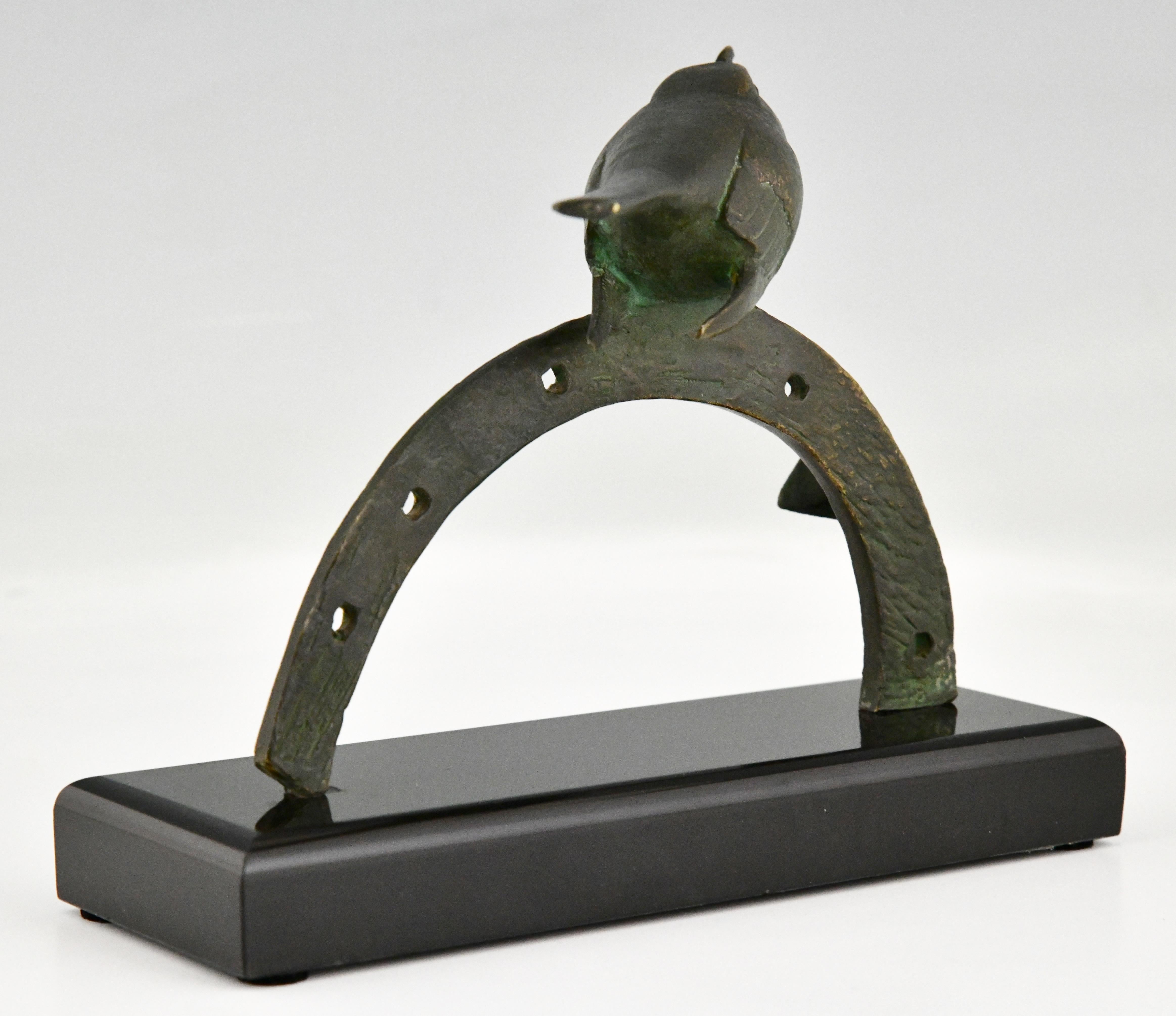 Milieu du XXe siècle Sculpture Art Déco en bronze Oiseau sur fer à cheval par André Vincent Becquerel 1930 en vente