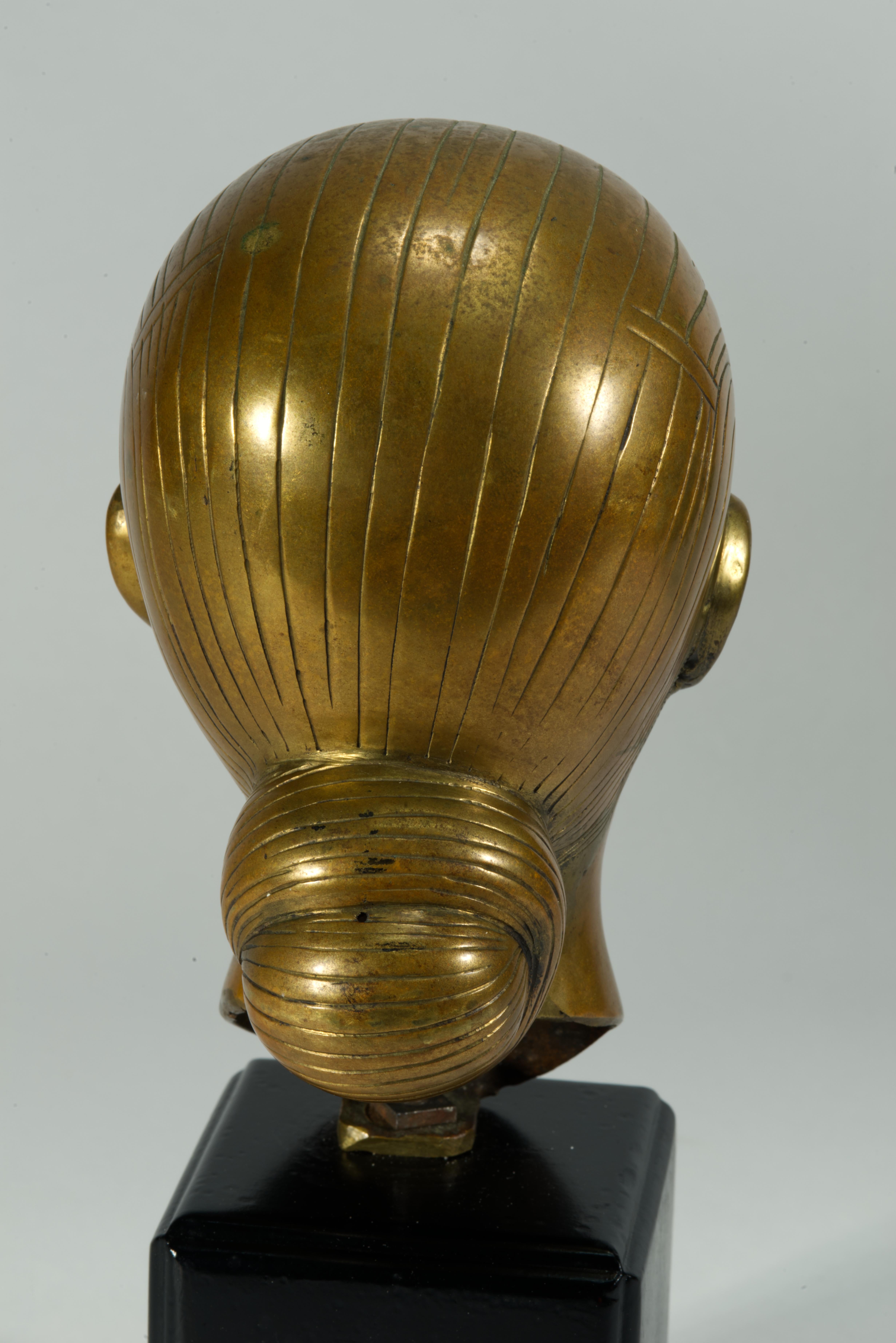 Vietnamita Busto di scultura in bronzo Art Deco attribuito a Nguyen Le Thanh Le in vendita