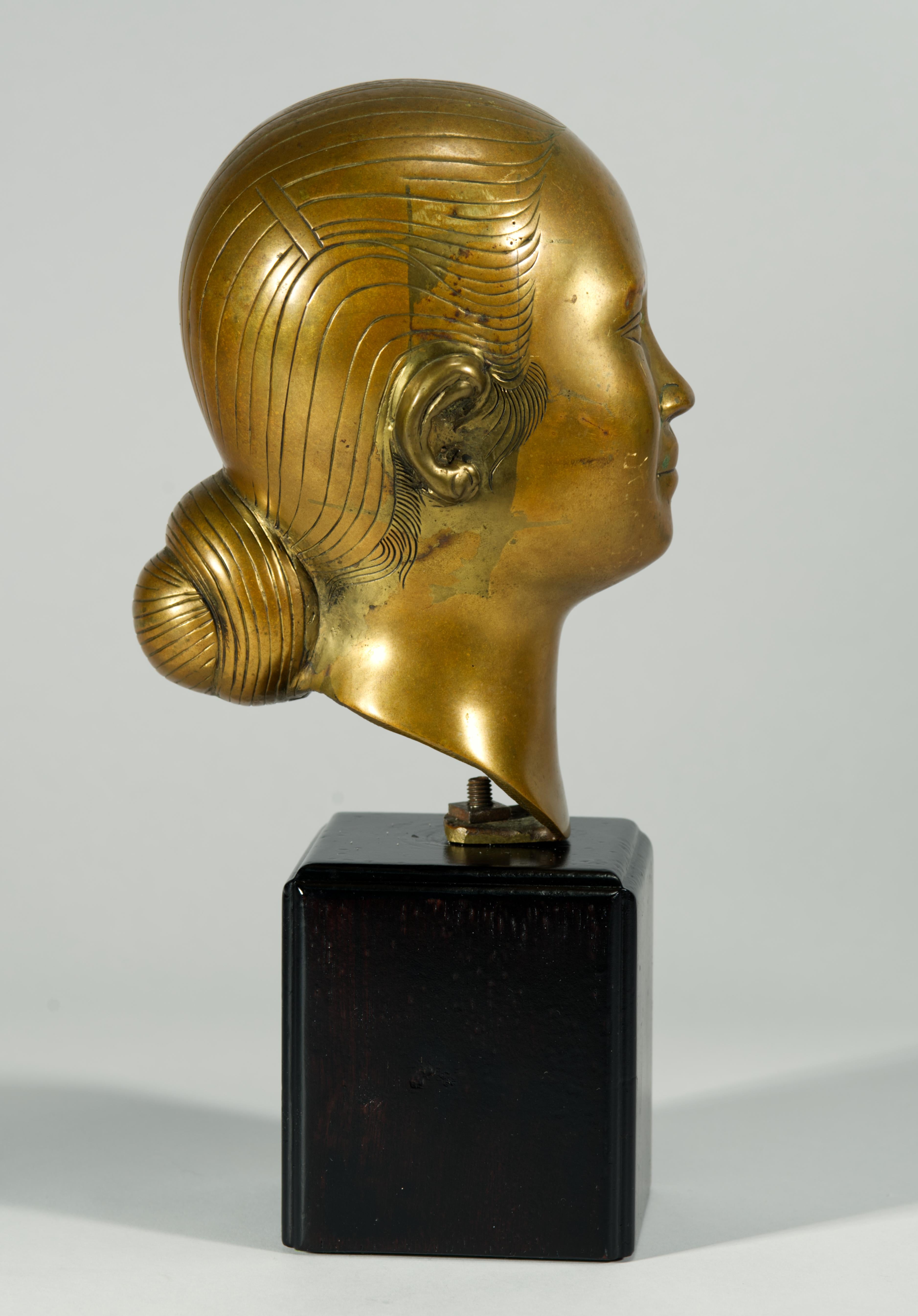 XX secolo Busto di scultura in bronzo Art Deco attribuito a Nguyen Le Thanh Le in vendita