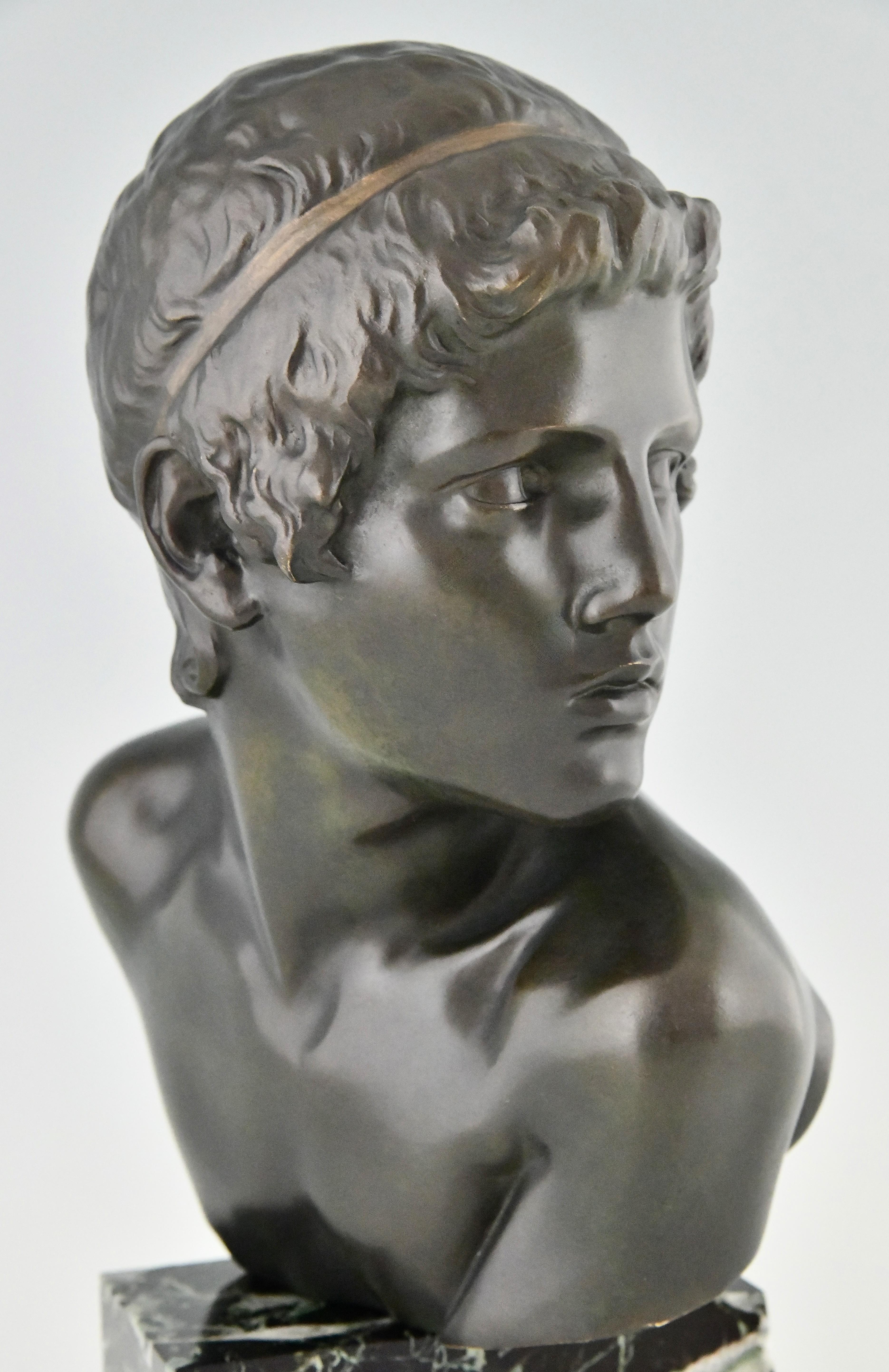 Scultura in bronzo Art Deco con busto del giovane Achille di Constant Roux, 1920 in vendita 4