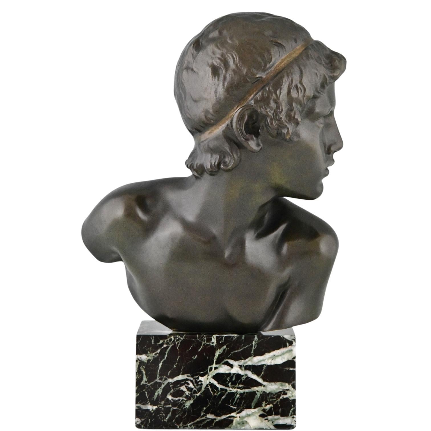 Scultura in bronzo Art Deco con busto del giovane Achille. 
Il busto in bronzo è firmato da Constant Roux con il marchio della fonderia Les Neveux de Lehmann e il numero stampato. 
La scultura è fissa  su una base di marmo verde e può essere girato.
