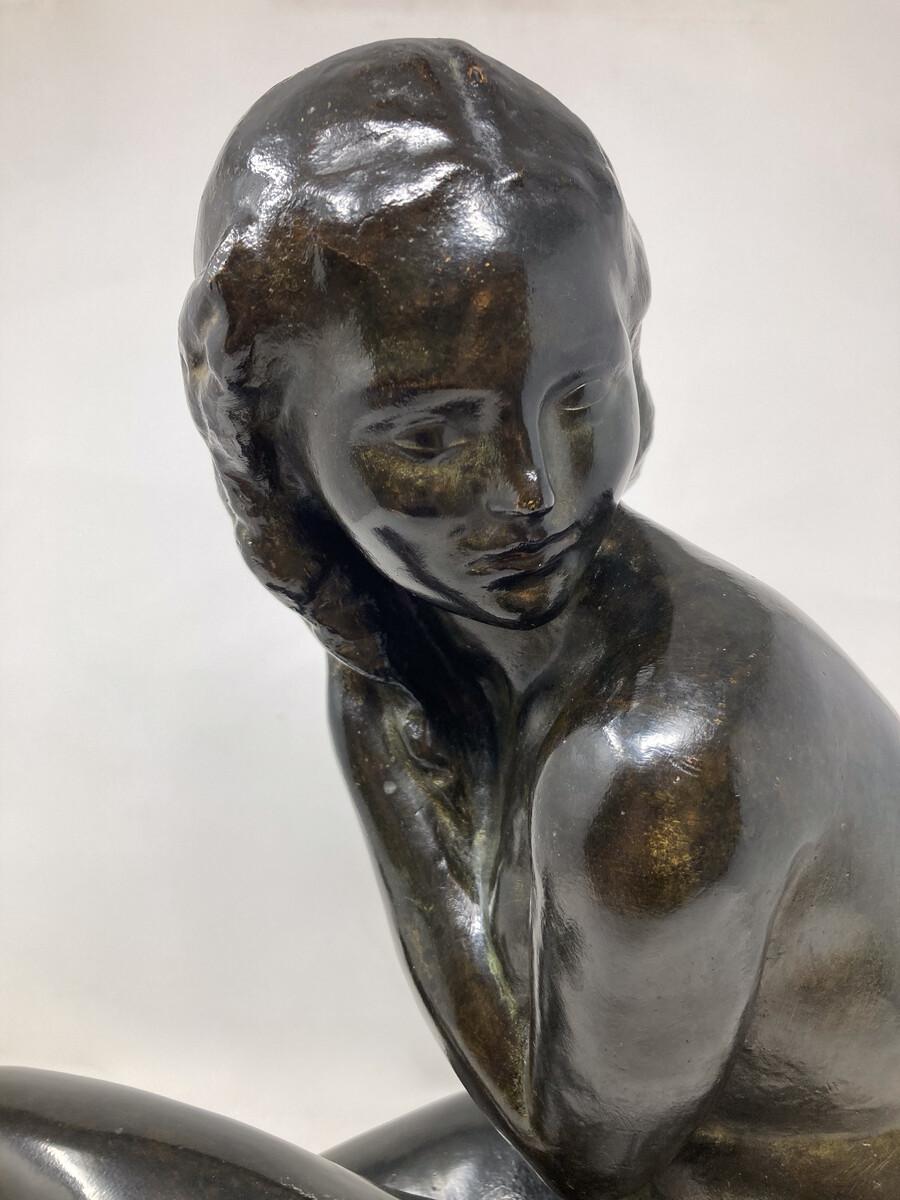 Milieu du XXe siècle Sculpture Art déco de Jean Ortis « NU FEMININ ACCROUPI », années 1930 en vente