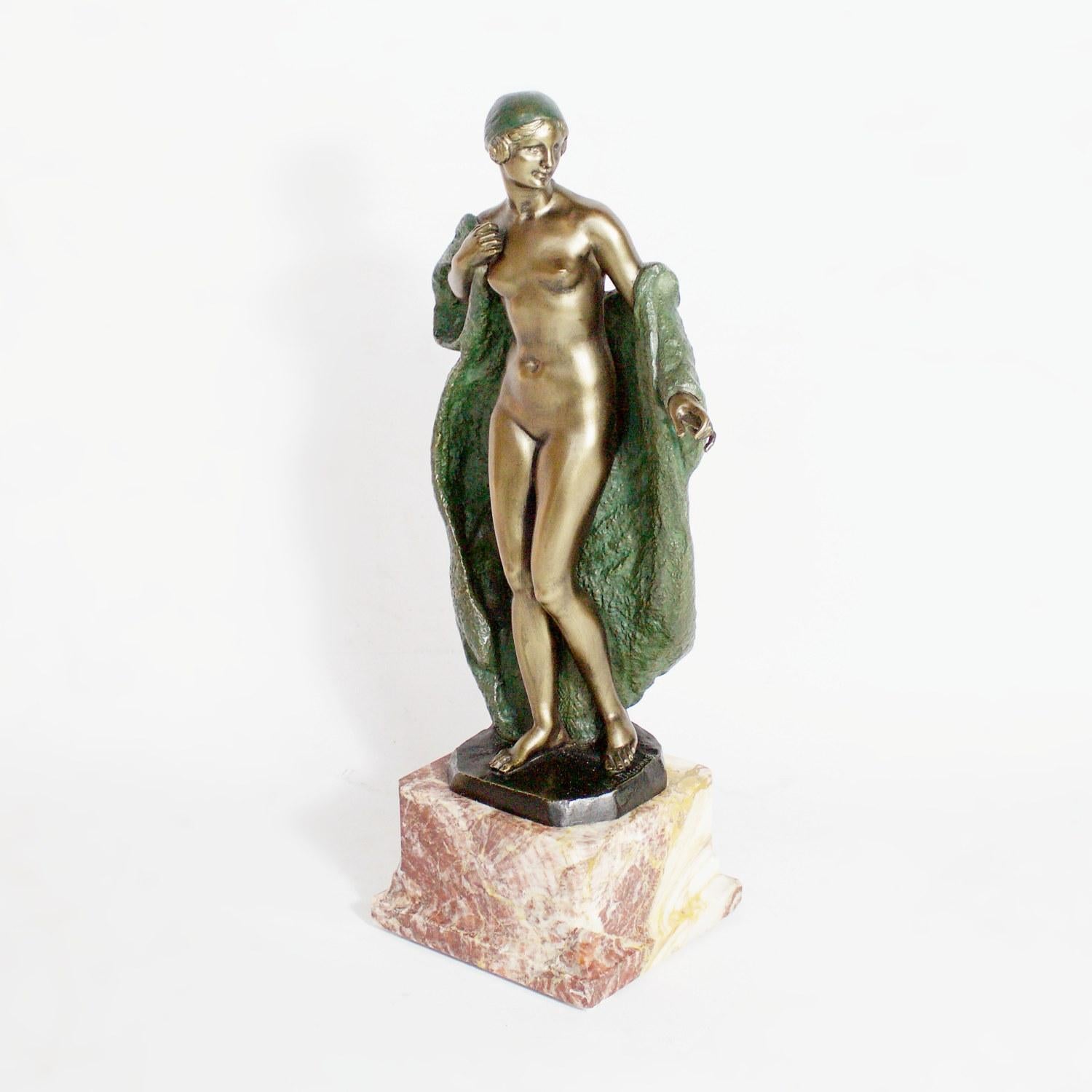 Sculpture en bronze Art déco de Joé Descomps représentant une femme nue vêtue d'un ample manteau patiné vert et d'un foulard de couleur assortie. Signé 