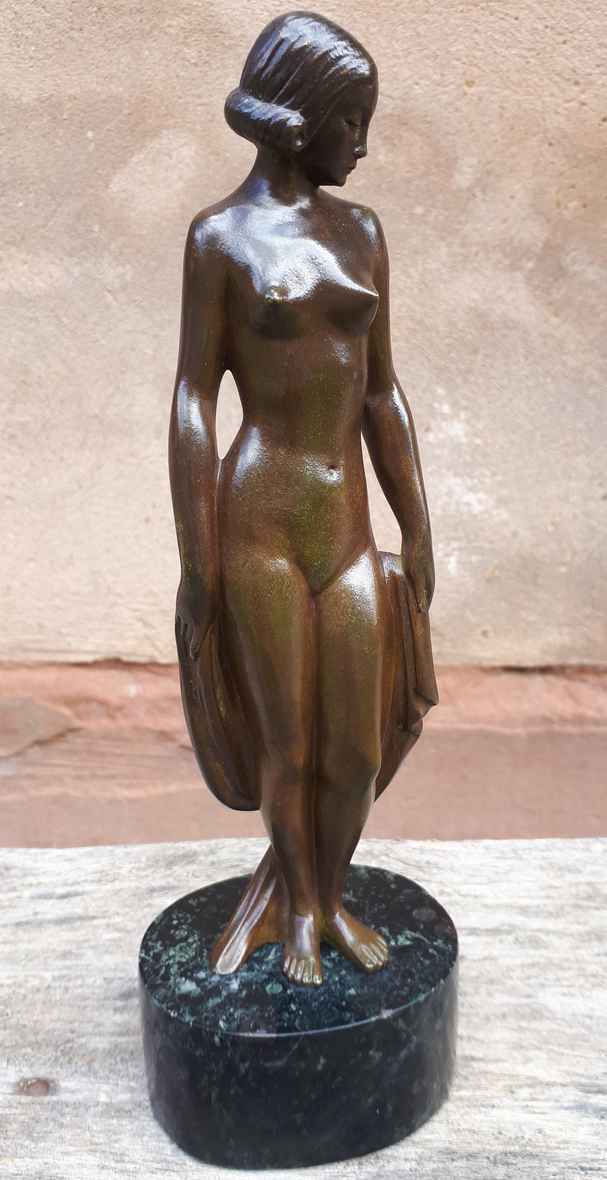 Elégante sculpture en bronze à patine brune avec des nuances de vert représentant une femme nue dans un drapé.
Signé au dos 