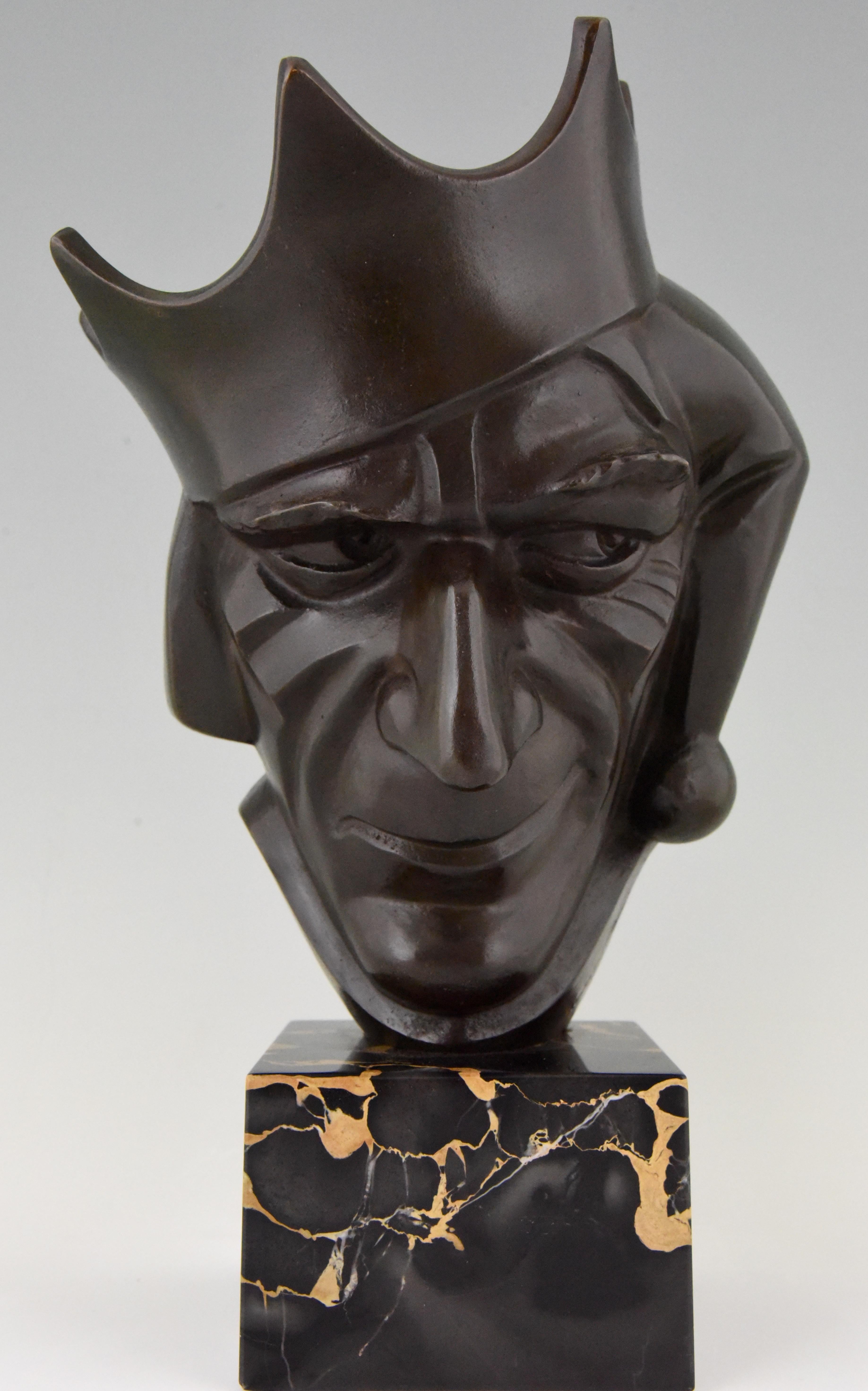Hard to find Art Deco bronze sculpture of a court jester with crown.
Signed by Roland Paris, an Austrian artist who lived worked in Berlin.
His sculptures are very unusual showing a keen sense of satire and caricature.
The jester has beautiful