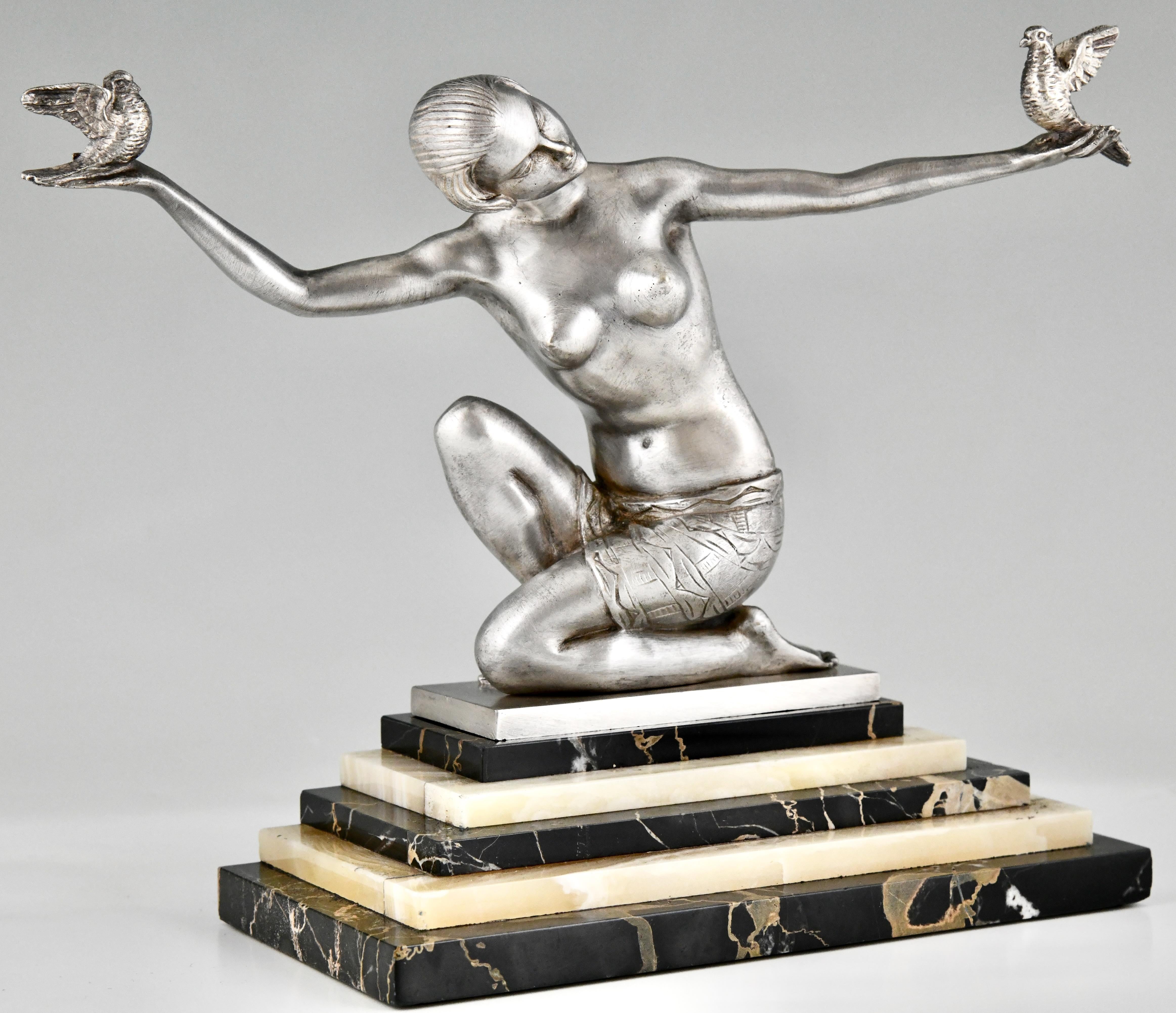 Art-Deco-Bronzeskulptur Tänzerin mit Vögeln von Joan Salvado Voltas. 
Bronze, silberne Patina. 
Sockel aus Portormarmor und Onyx. Frankreich 1930. 