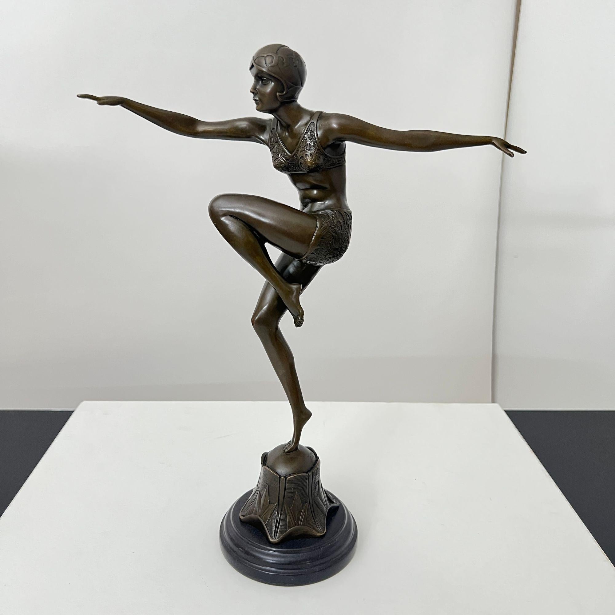 Art Deco bronze sculpture of a dancing woman with bonnet, from Germany, 20th C. Brownish patinated bronze in excellent condition, standing on a round black marble plinth.
Signed “Preiss” (Johann Philip Ferdinand Preiss, 1882-1943)
Design: circa