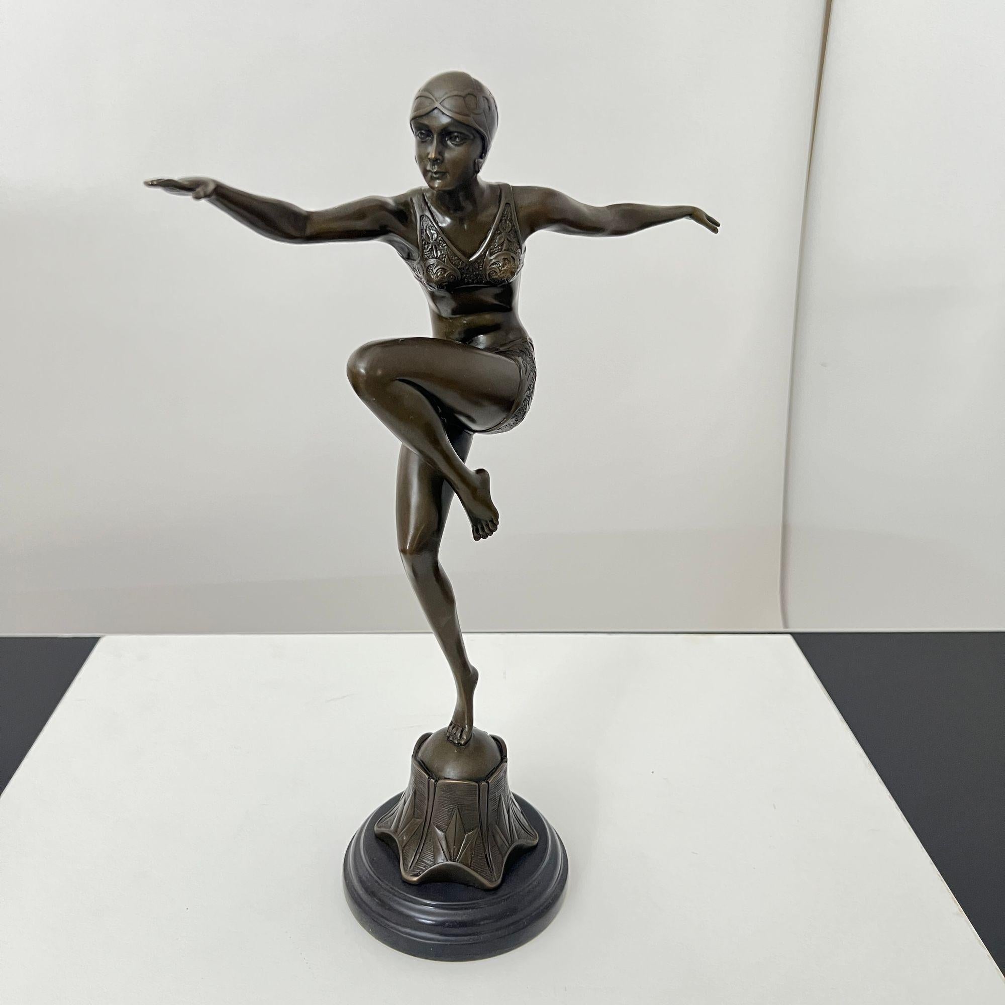 Art Deco Bronze Sculpture, Dancer with Bonnet, Signed ‚Preiss‘, Germany, 20th C. In Excellent Condition For Sale In Regensburg, DE