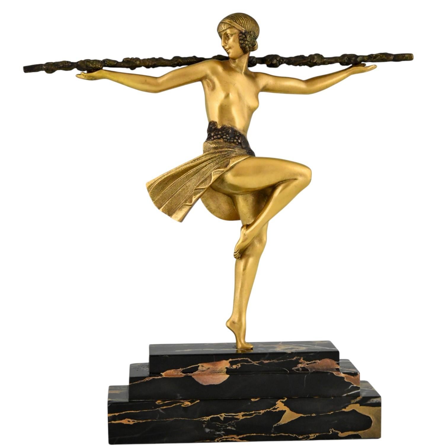 Diese authentische Art-Déco-Bronzeskulptur stellt eine anmutige nackte Tänzerin dar, die einen Thyrsus hält. Sie wurde um 1930 von dem bekannten französischen Künstler Pierre Le Faguays geschaffen. Das Stück ist aus vergoldeter und patinierter