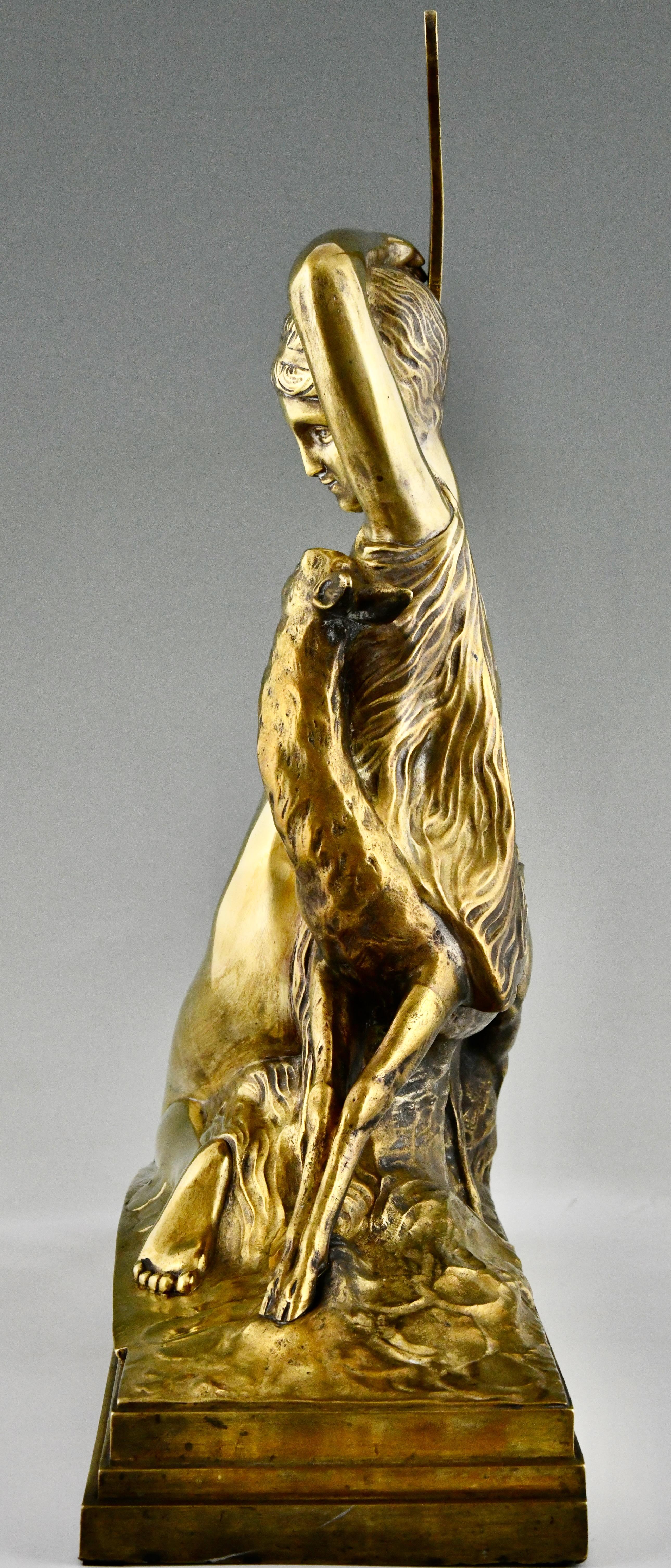 Bronze Sculpture en bronze Art Déco Diane avec nœud et fauve par Charles Breton France 1930 en vente