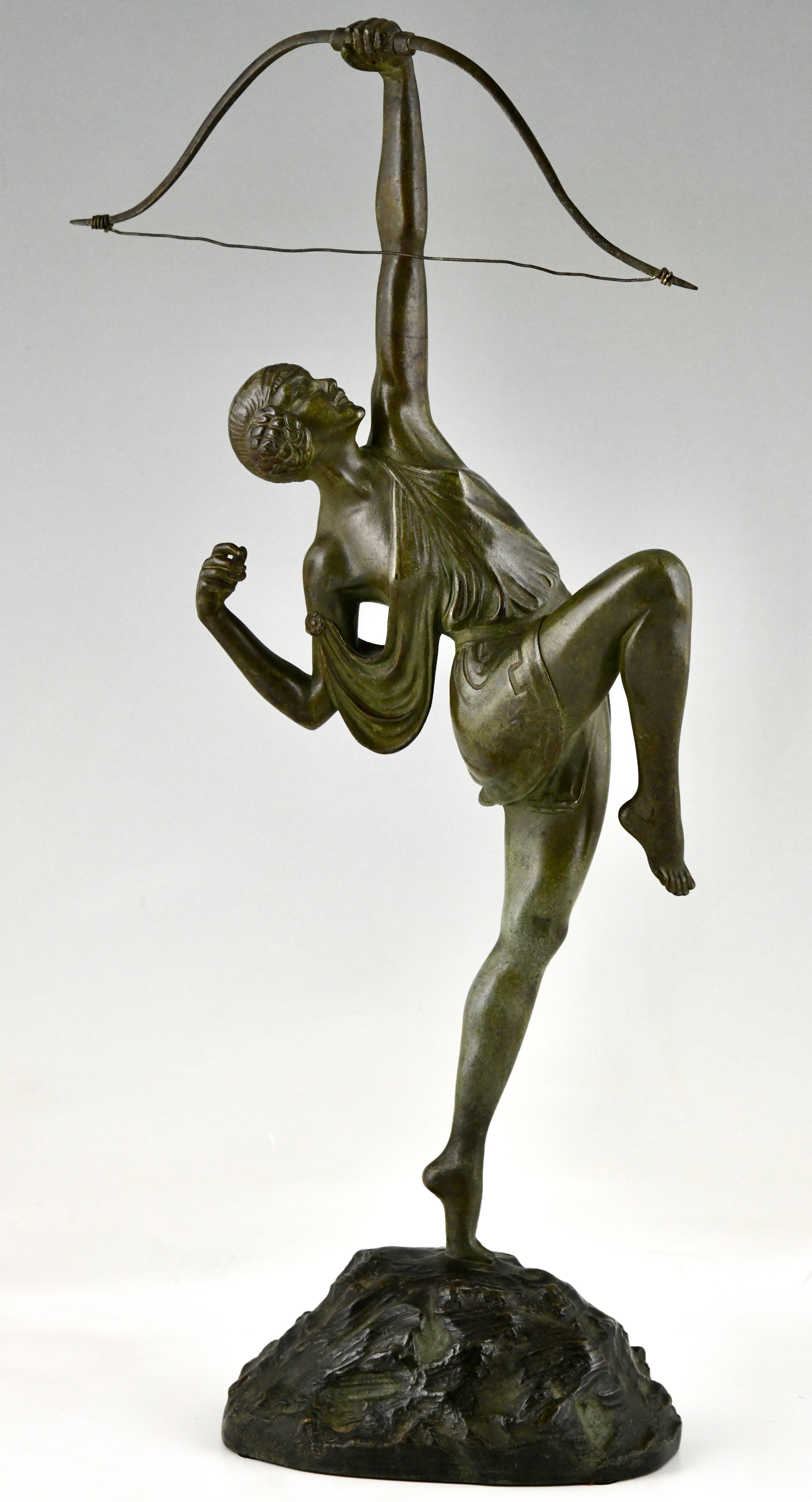 Art Deco bronze sculpture Diana, woman with bow signed by Pierre Le Faguays. 
Founders signature Susse Frères Editeurs Paris and foundry seal.
Green patina, France 1925.
There is a picture of this model on page 424 of
Bronzes, sculptors and