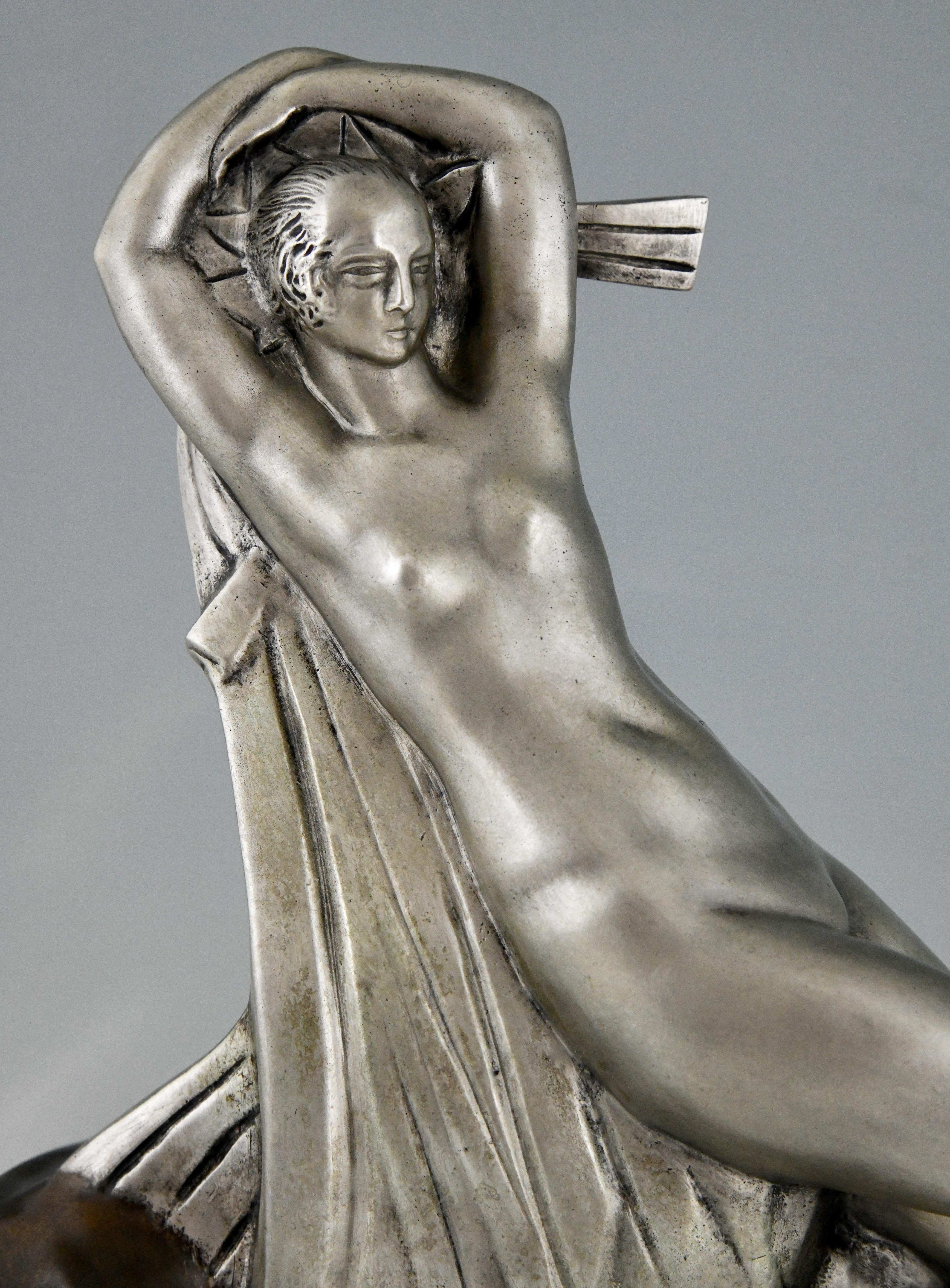 Art-Déco-Bronze-Skulptur „Nackter und knitternder Mann“ von Raoul Lamourdedieu, 1920 im Angebot 4