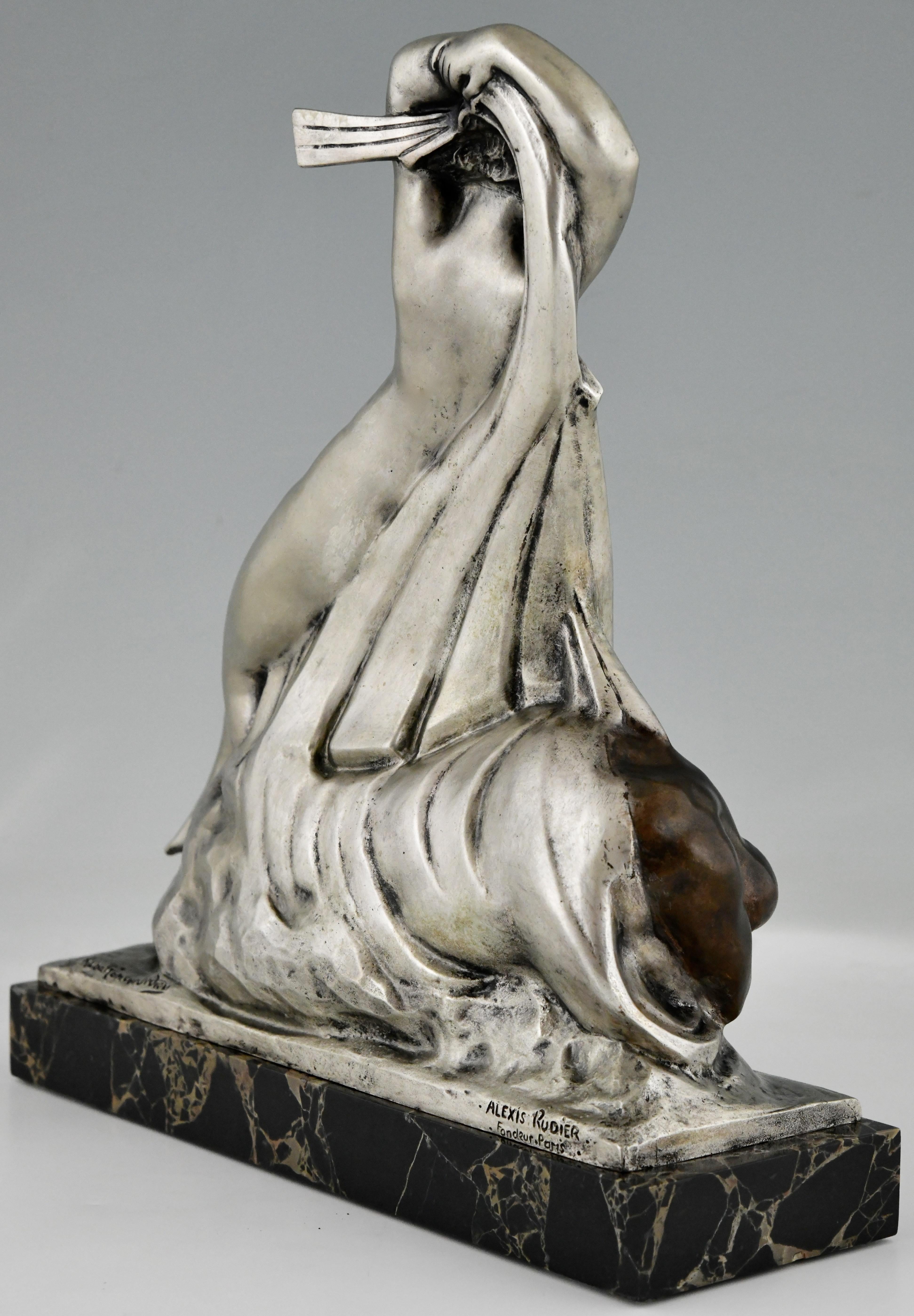 Art-Déco-Bronze-Skulptur „Nackter und knitternder Mann“ von Raoul Lamourdedieu, 1920 (Patiniert) im Angebot