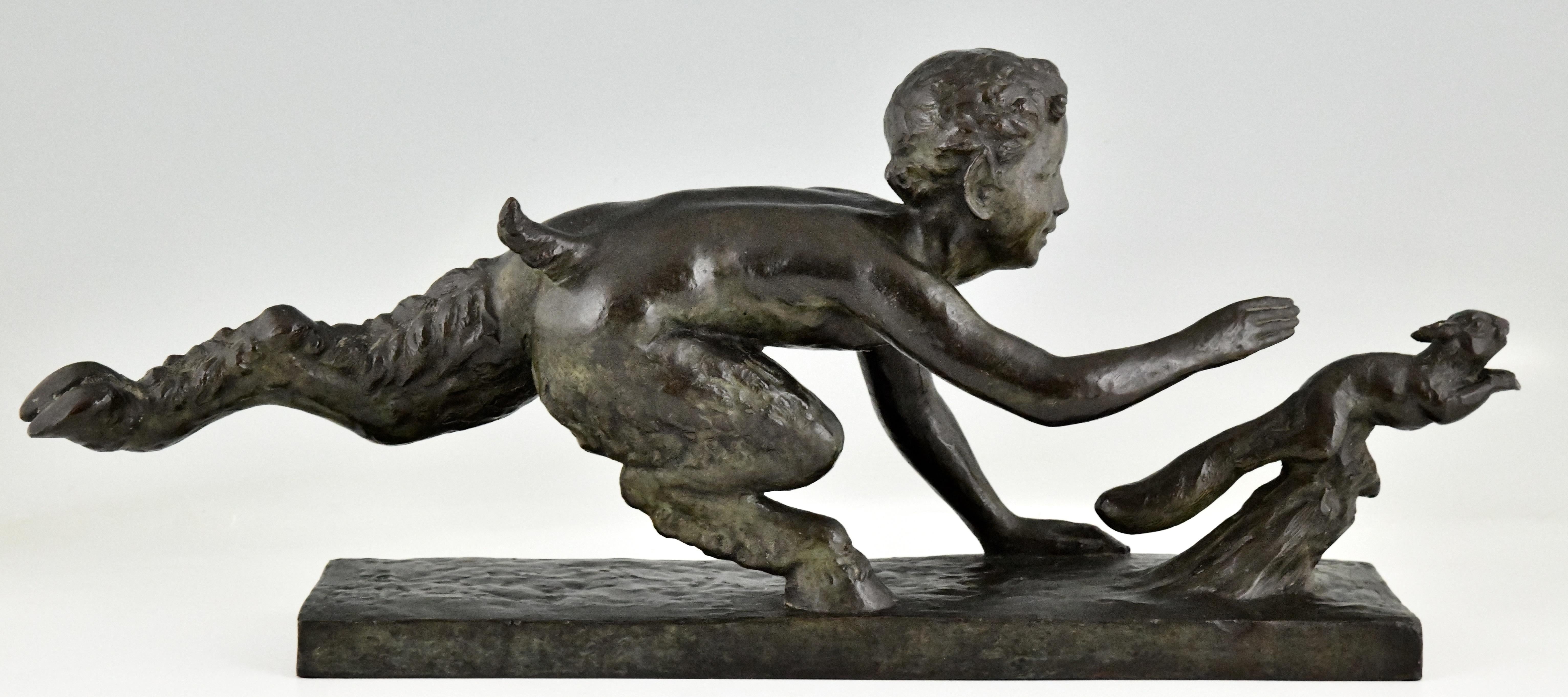 Art déco-Bronze-Skulptur Faun und Eichhörnchen aus dem Art déco-Stil von Georges Crouzat, 1934 (Mitte des 20. Jahrhunderts) im Angebot