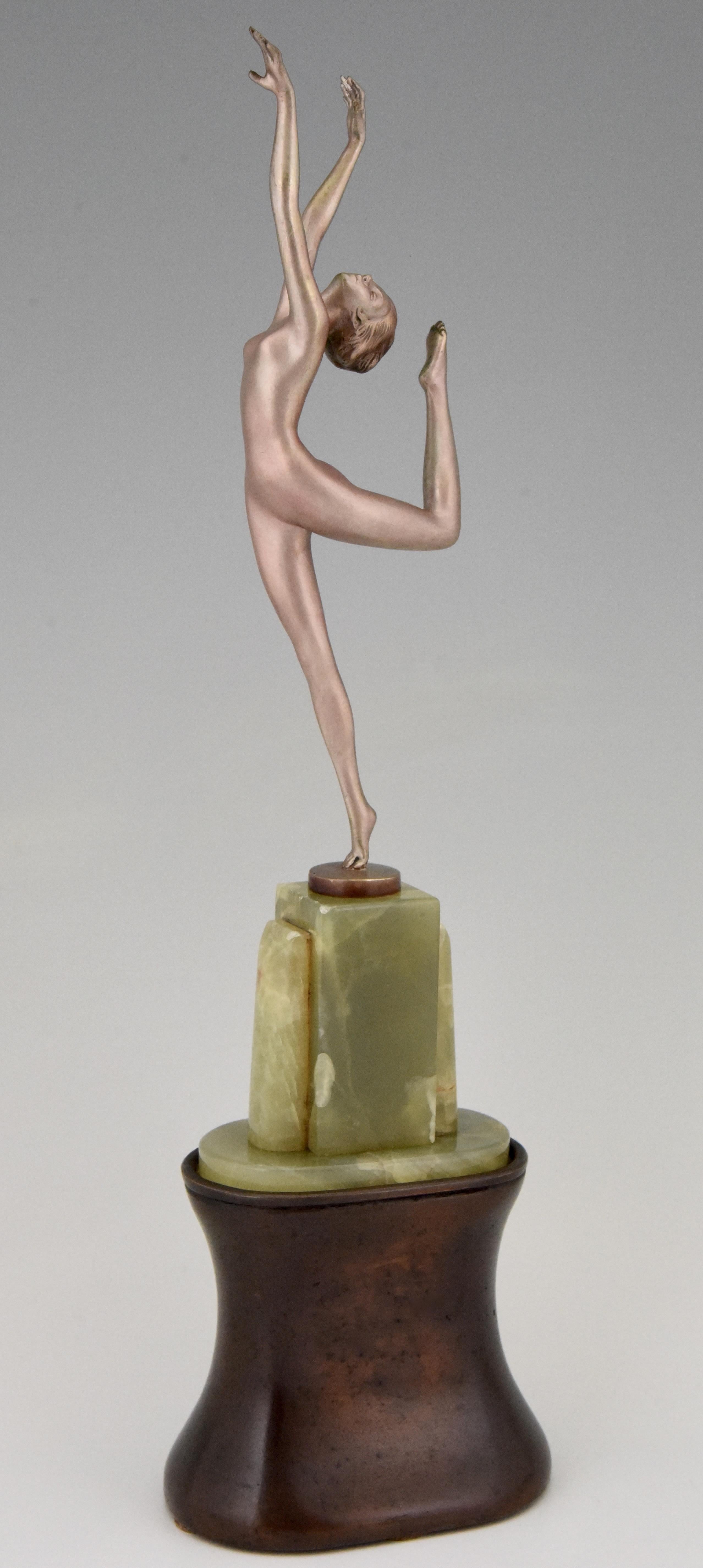 Art-Deco-Bronzeskulptur eines eleganten tanzenden Aktes, der auf einem Bein balanciert.
Signiert von Joseph Lorenzl, Österreich, 1925.
Die Bronze hat eine schöne Silberpatina und steht auf einem Sockel aus Onyx und Bornit. Die Höhe der Skulptur