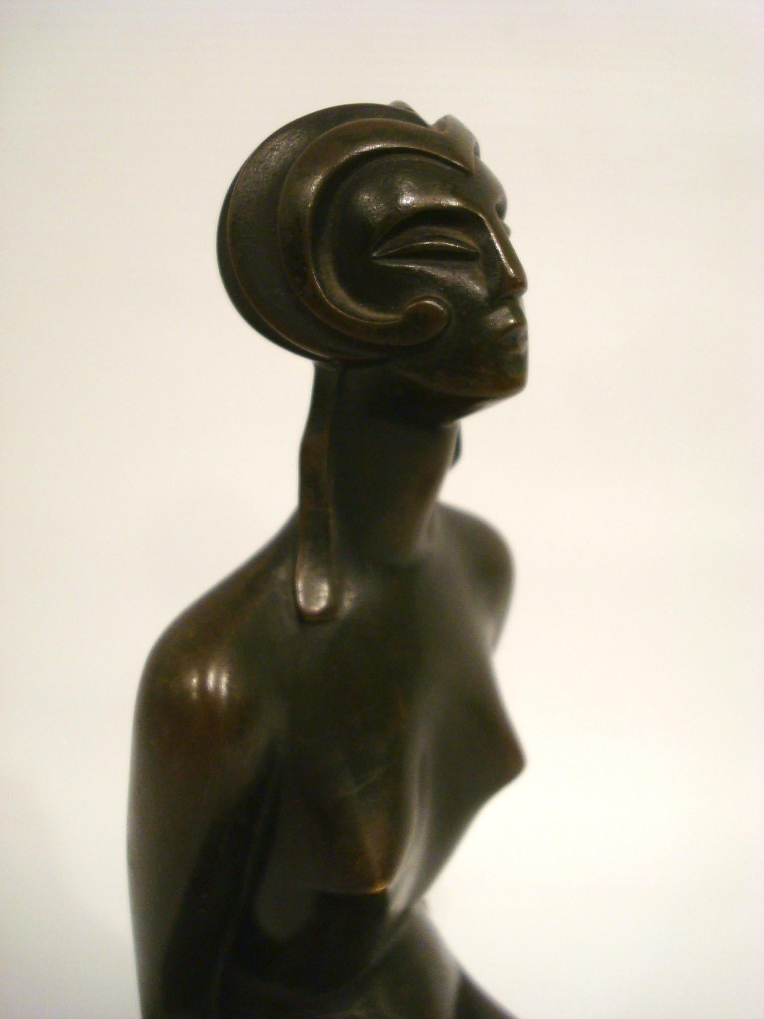 Art Deco Bronzeskulptur Figur einer nackten Frau von Sibylle May, Frankreich 1920er Jahre (Art déco) im Angebot