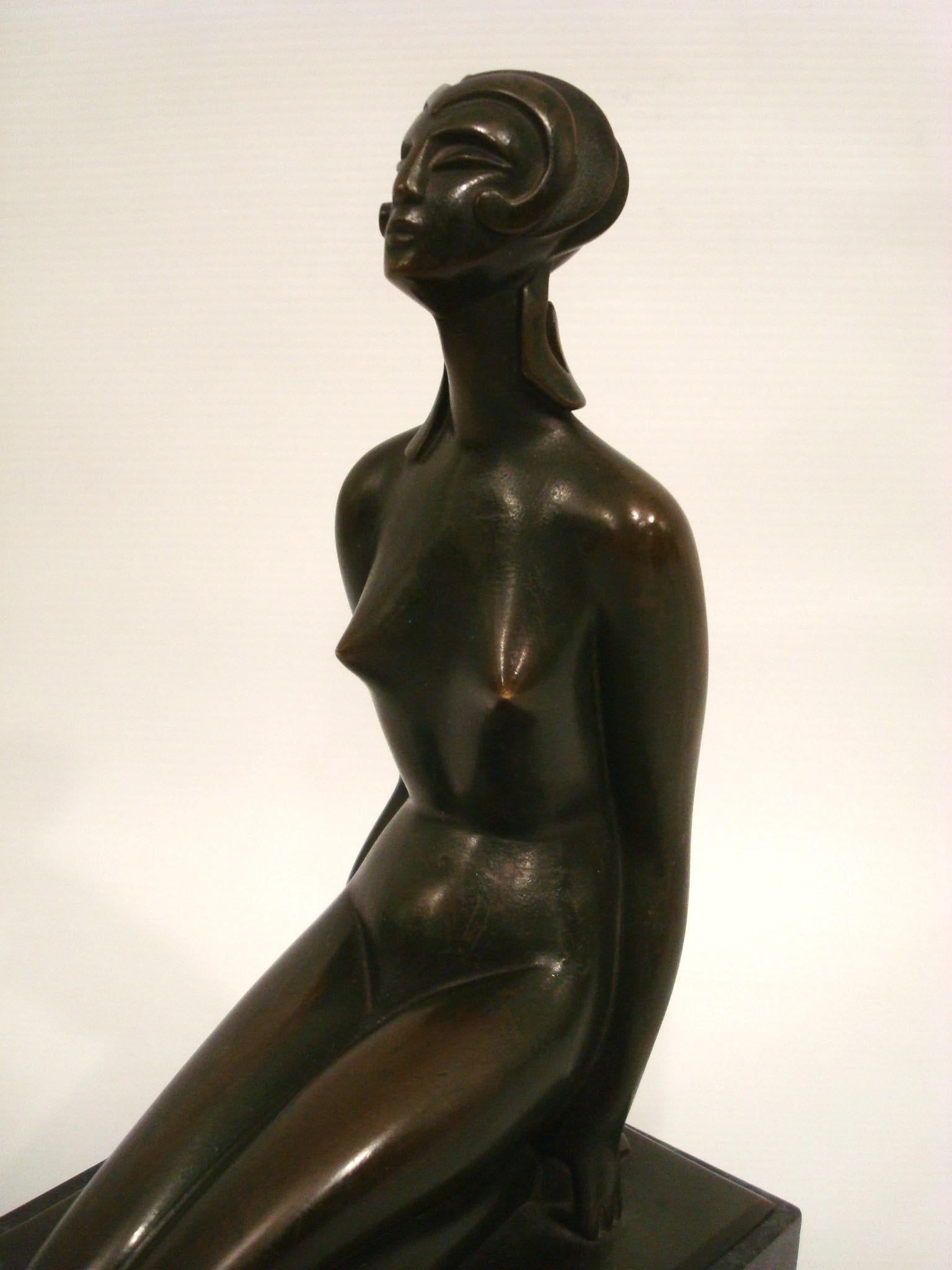 Art Deco Bronzeskulptur Figur einer nackten Frau von Sibylle May, Frankreich 1920er Jahre (Patiniert) im Angebot