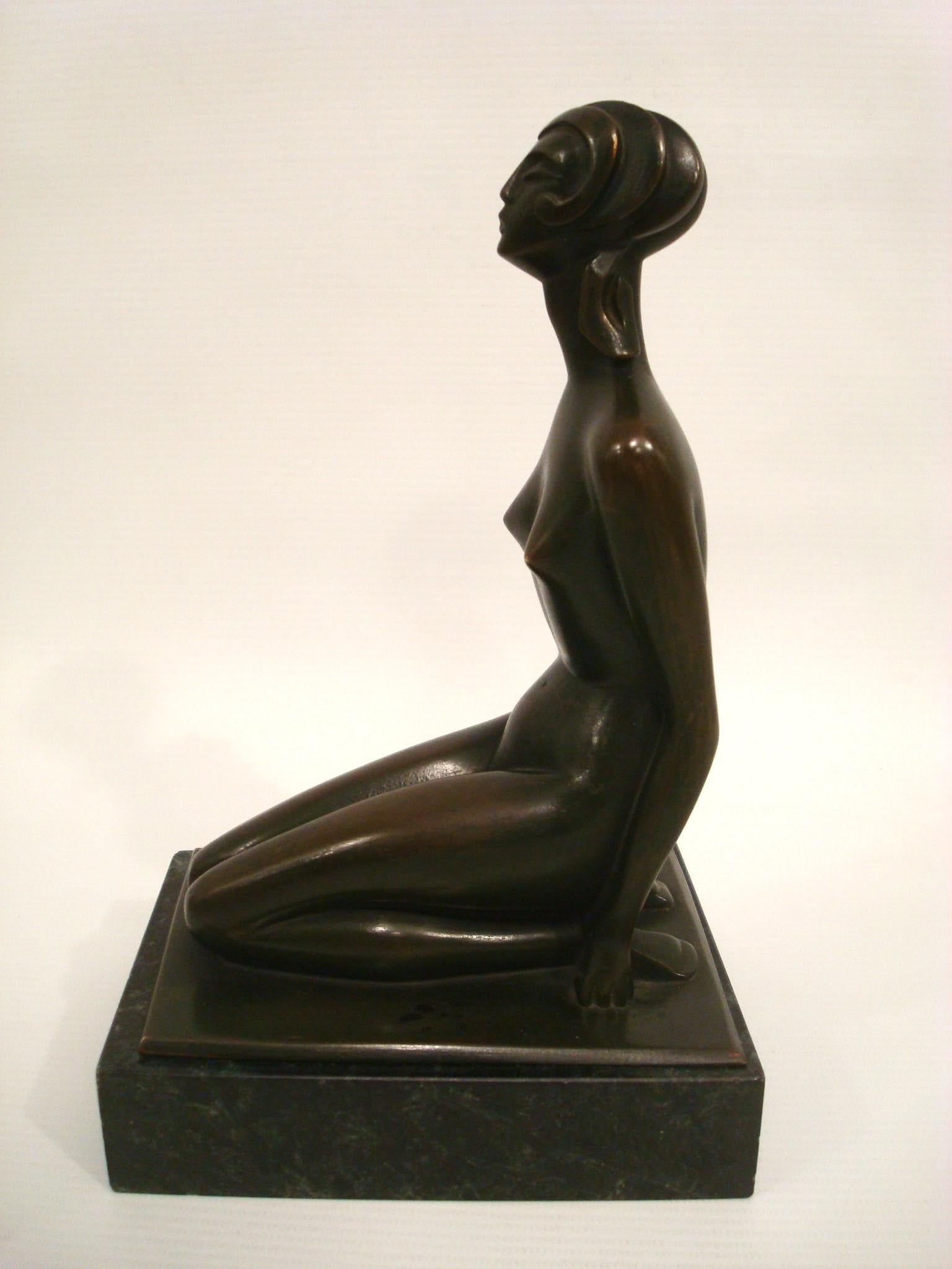 Art Deco Bronzeskulptur Figur einer nackten Frau von Sibylle May, Frankreich 1920er Jahre (20. Jahrhundert) im Angebot
