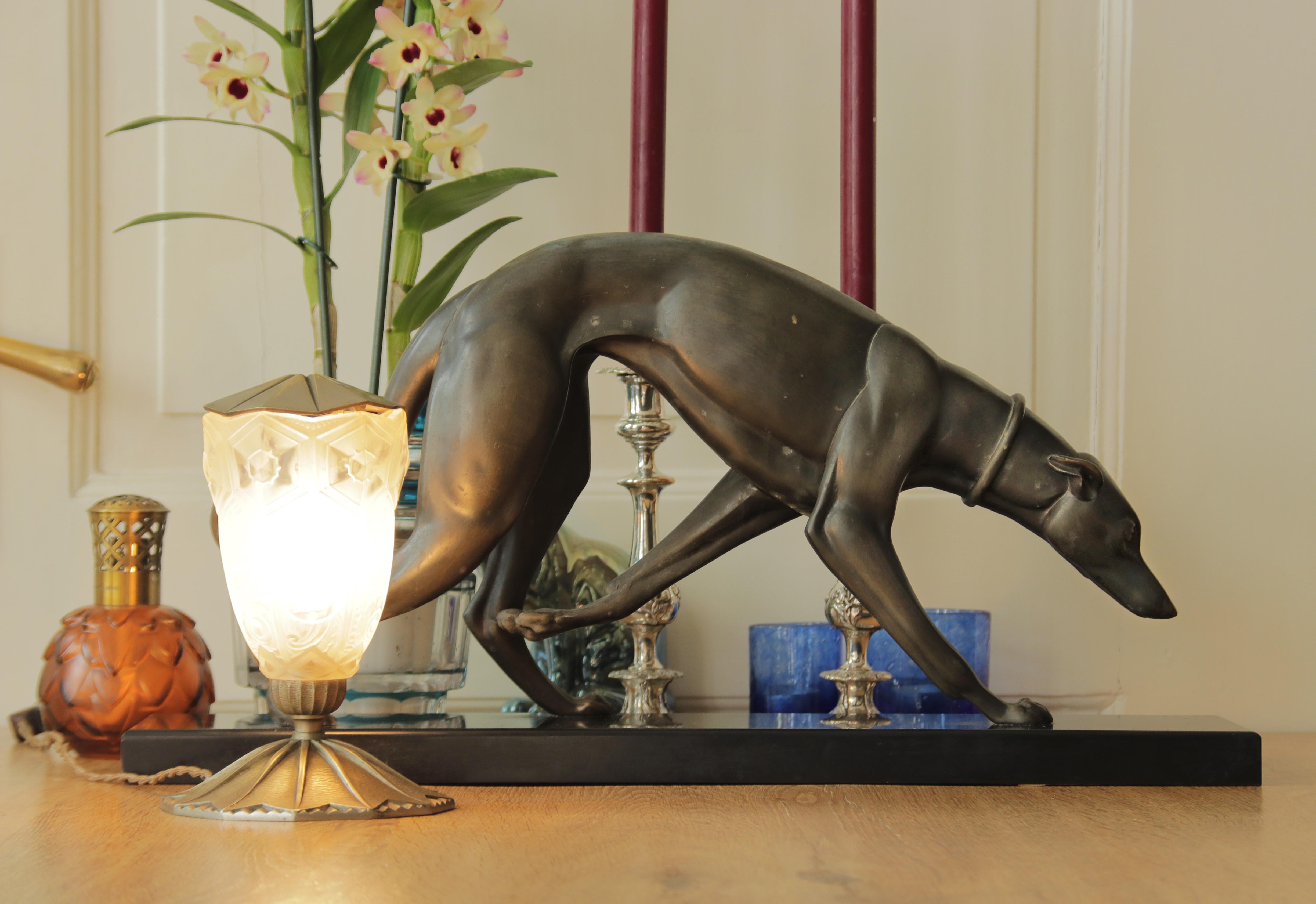 Art Deco Bronze-Skulptur Windhund / Whippet von Irénée Rochard (Art déco) im Angebot