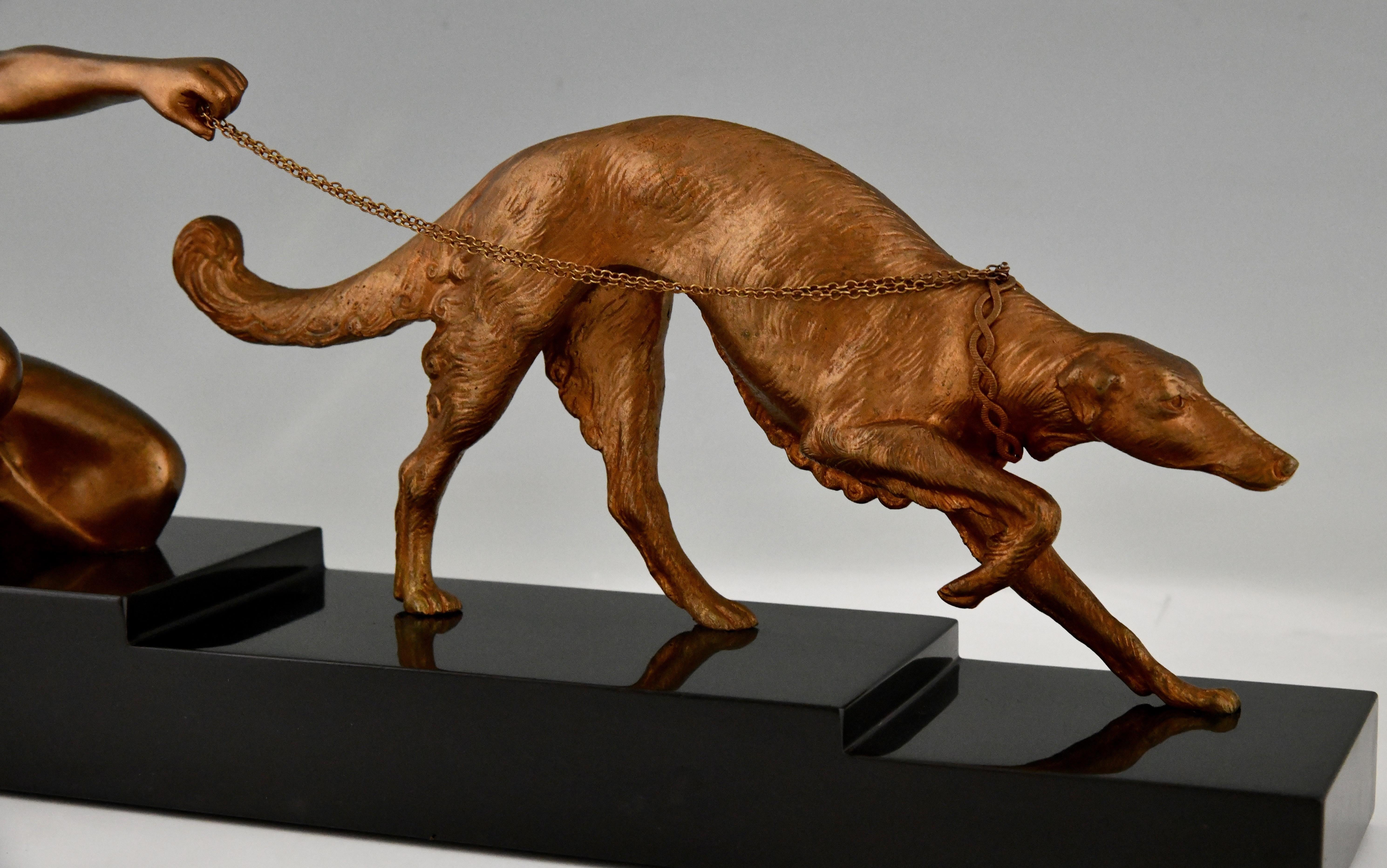 Sculpture en bronze Art Déco - Dame avec chien de lévrier par Armand Godard - 1930 en vente 2