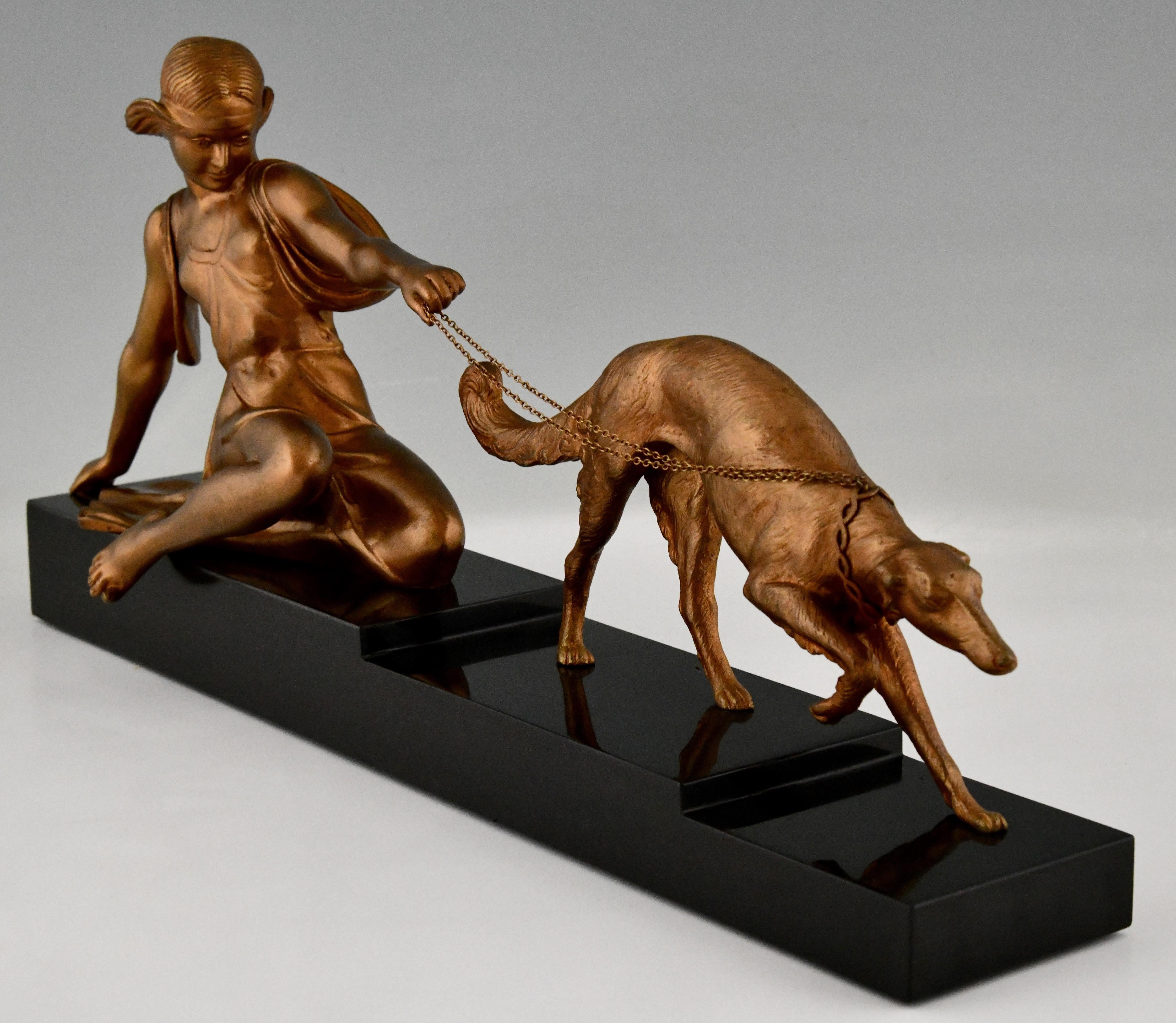 Art déco Sculpture en bronze Art Déco - Dame avec chien de lévrier par Armand Godard - 1930 en vente