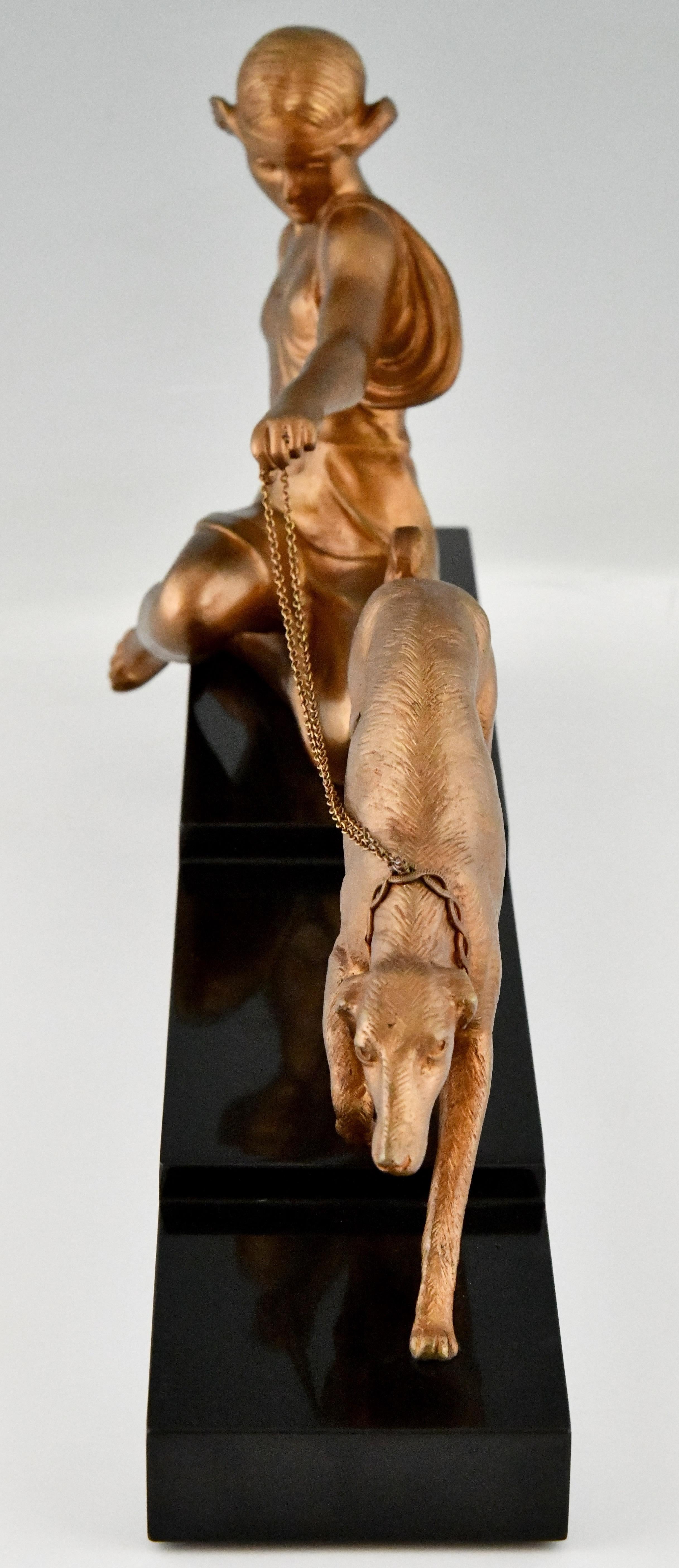 Français Sculpture en bronze Art Déco - Dame avec chien de lévrier par Armand Godard - 1930 en vente