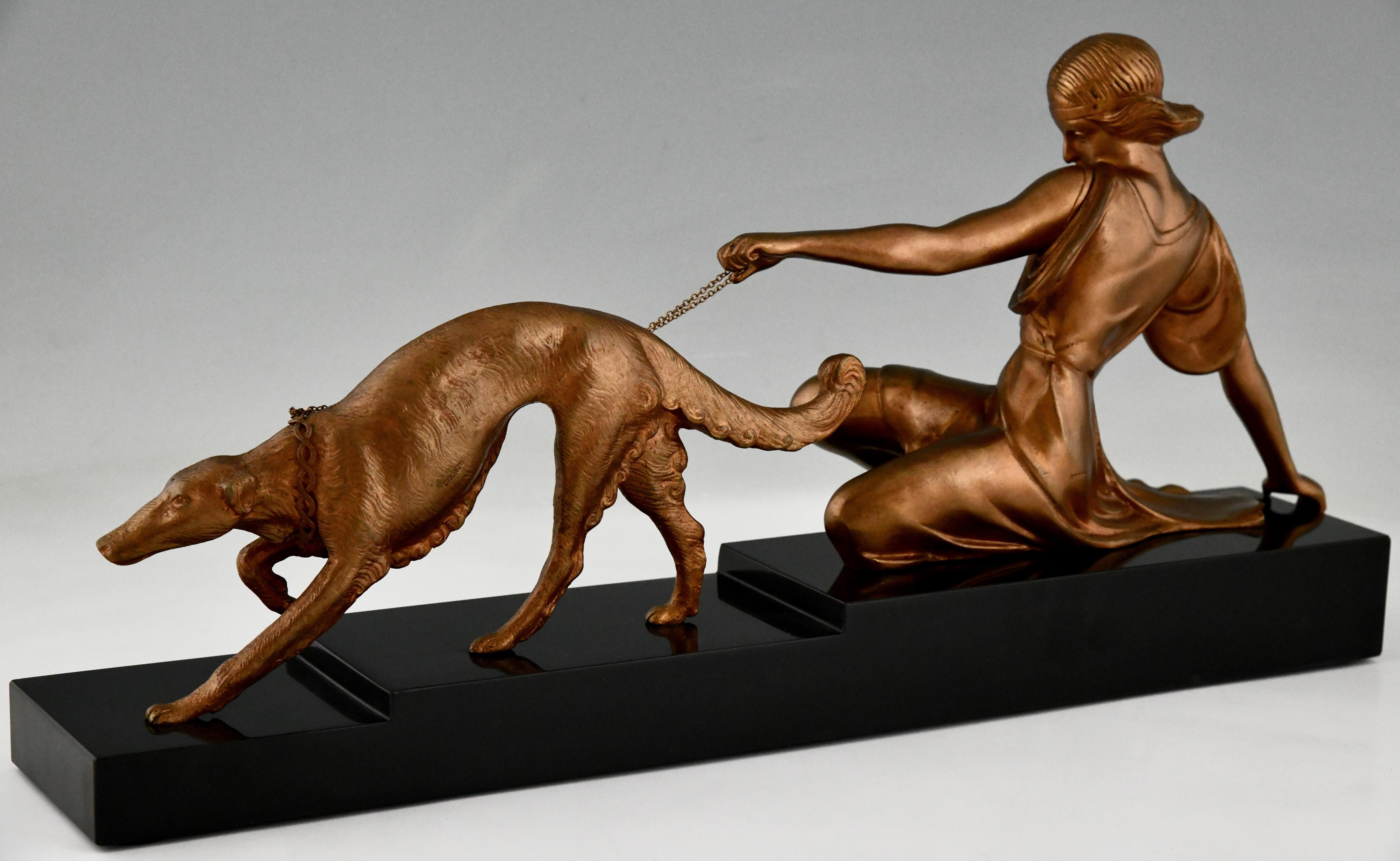 Patiné Sculpture en bronze Art Déco - Dame avec chien de lévrier par Armand Godard - 1930 en vente
