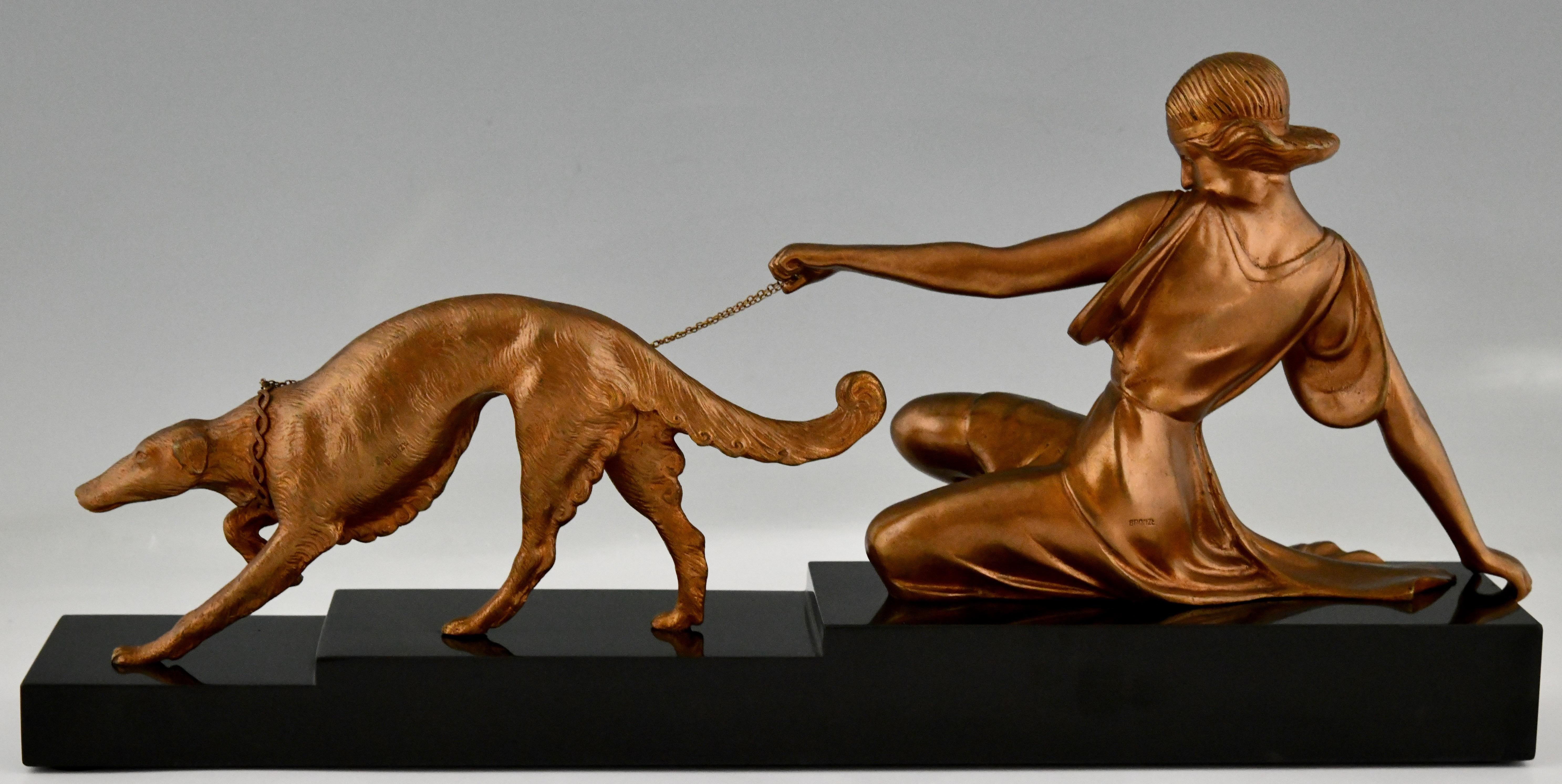 Sculpture en bronze Art Déco - Dame avec chien de lévrier par Armand Godard - 1930 Bon état - En vente à Antwerp, BE