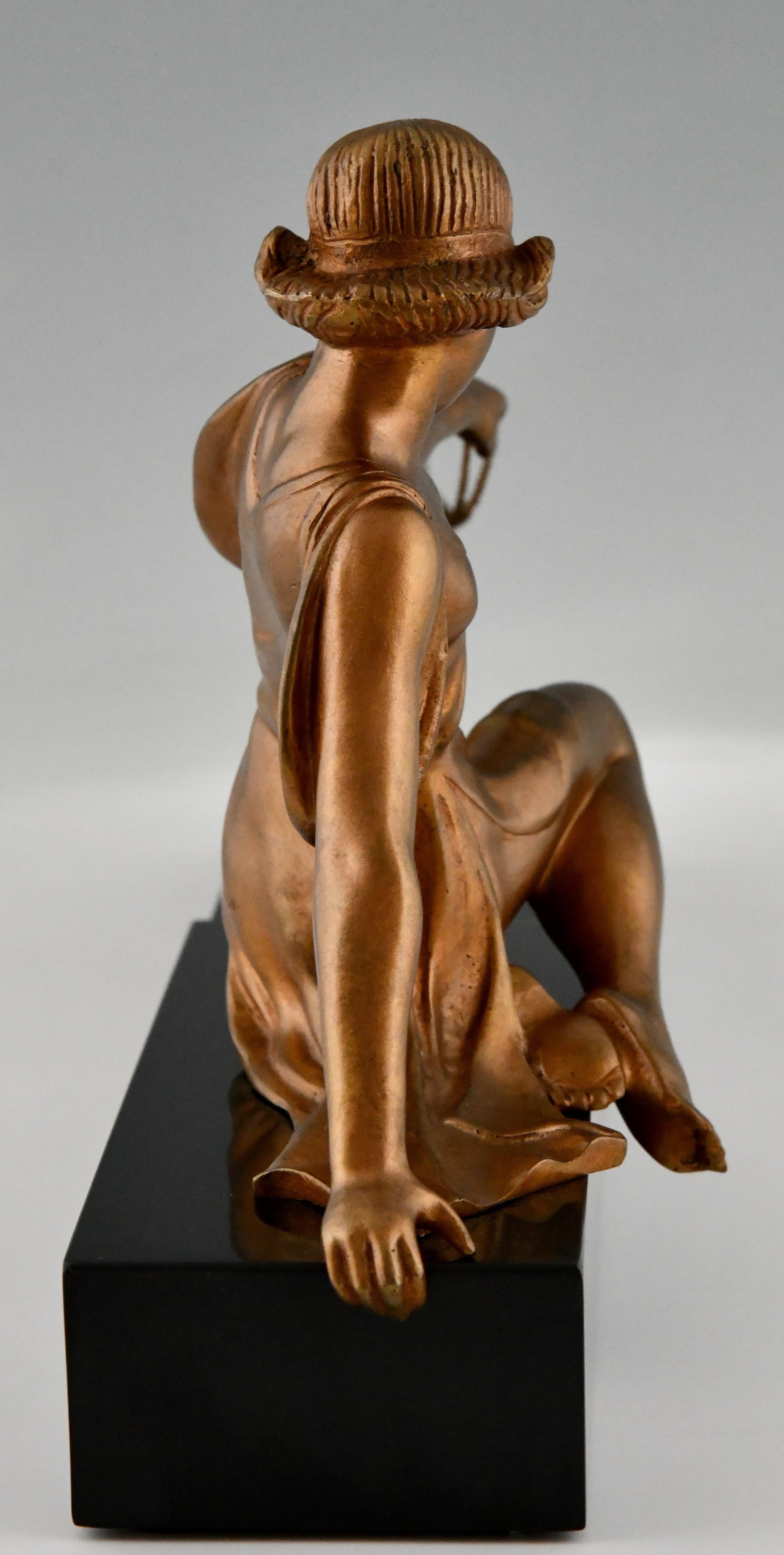 Milieu du XXe siècle Sculpture en bronze Art Déco - Dame avec chien de lévrier par Armand Godard - 1930 en vente