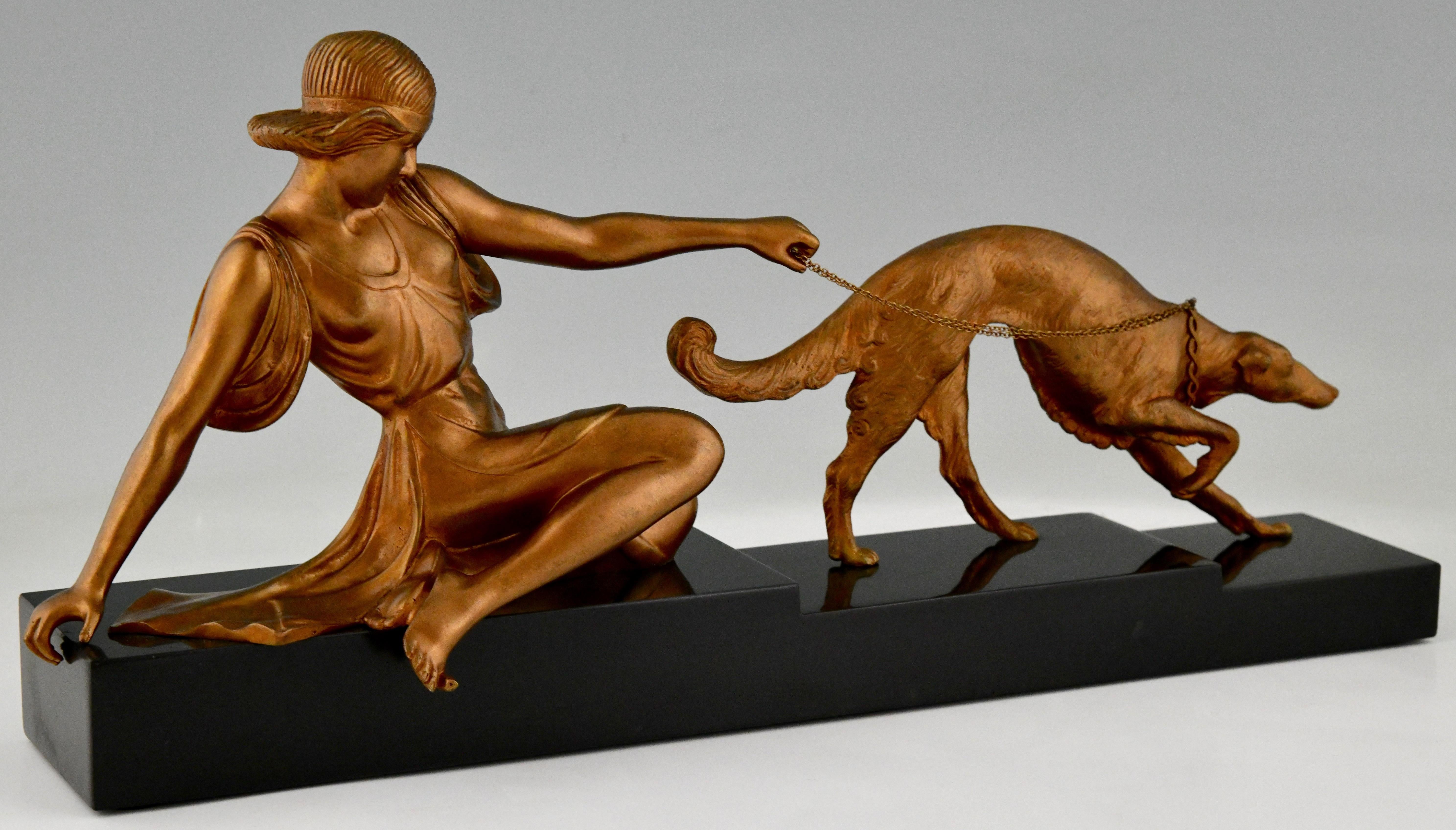 Bronze Sculpture en bronze Art Déco - Dame avec chien de lévrier par Armand Godard - 1930 en vente