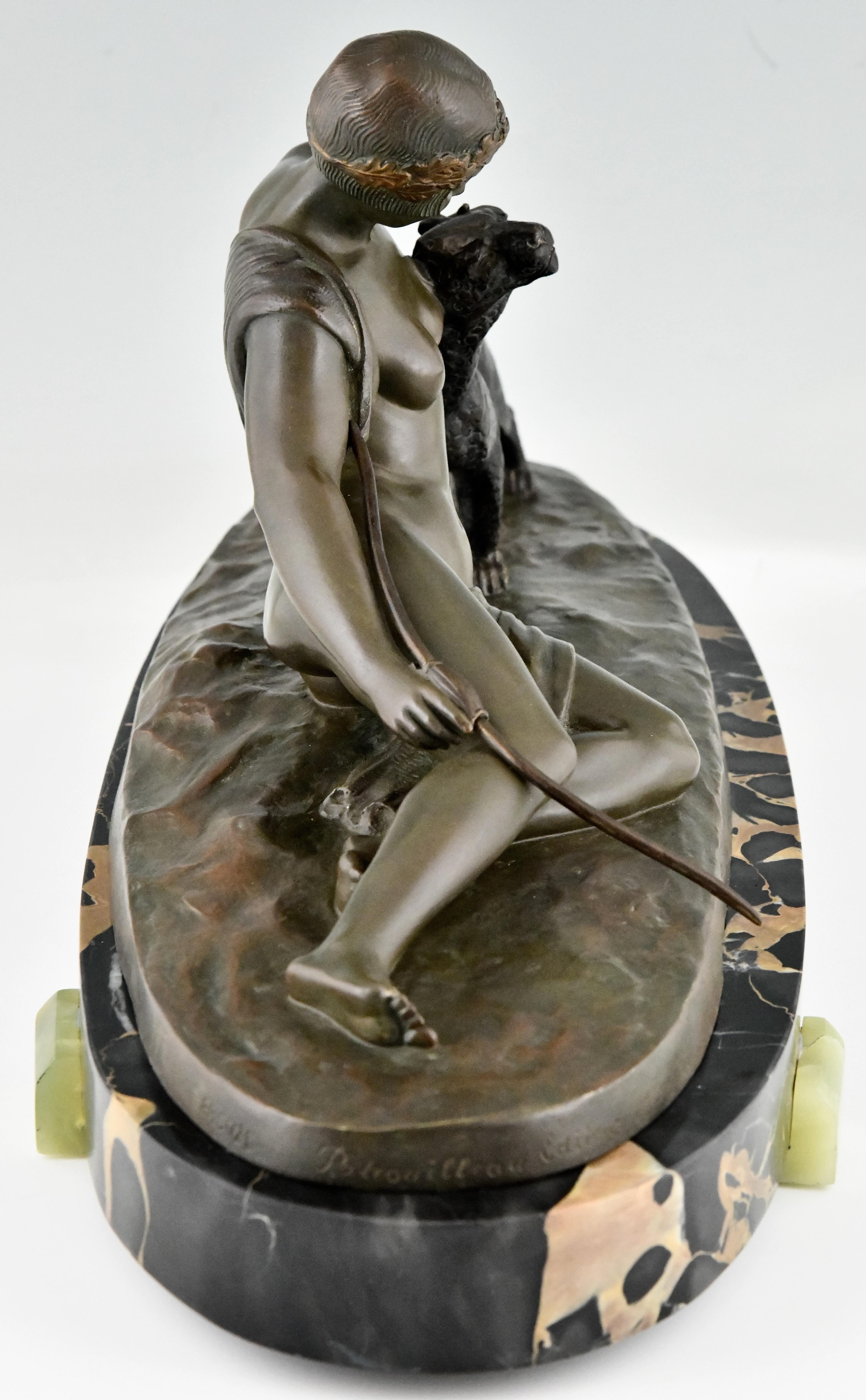 Patiné Sculpture en bronze Art déco représentant une femme avec une panthère signée par C. Charles France 1930 en vente