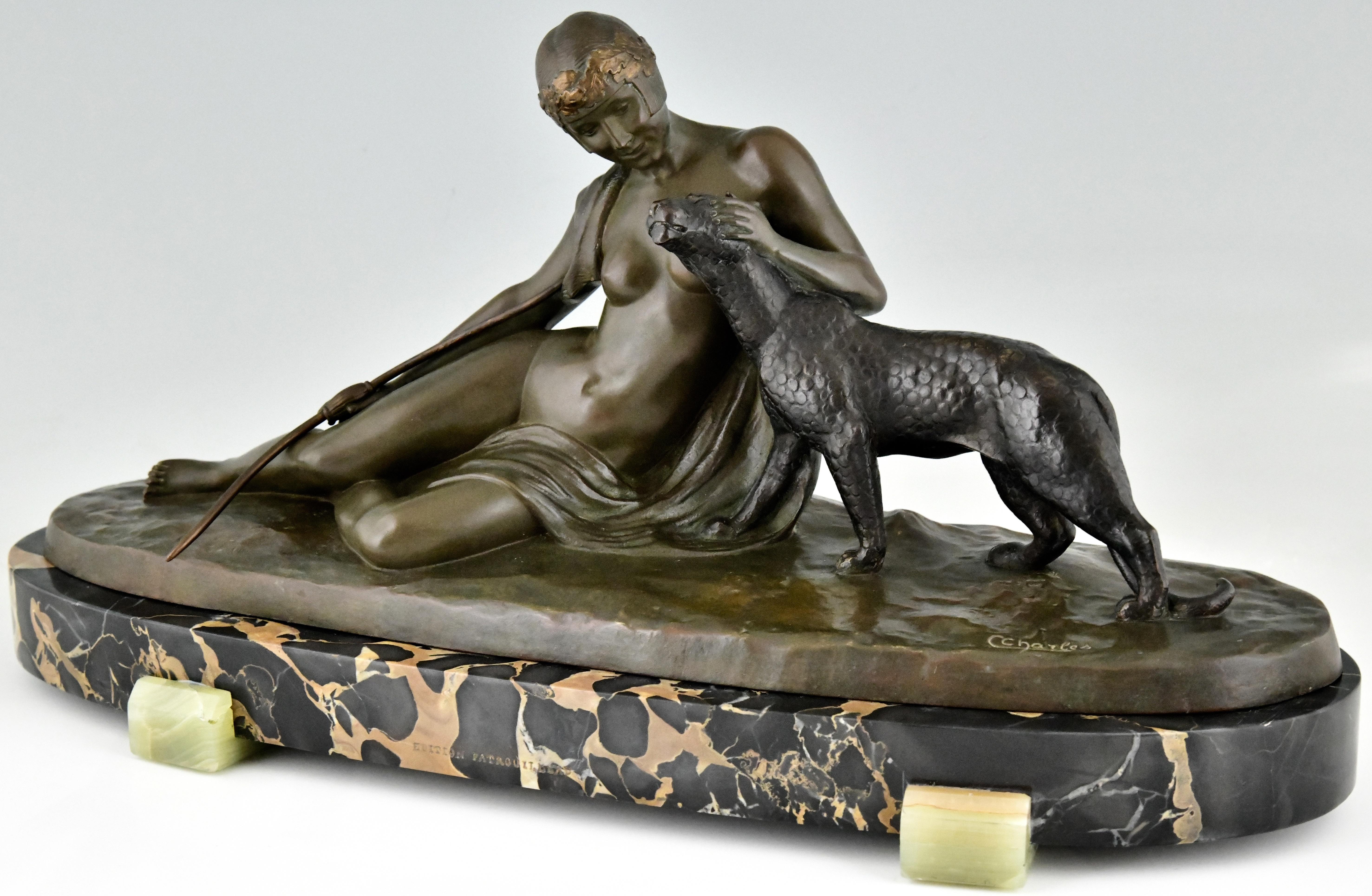 Bronze Sculpture en bronze Art déco représentant une femme avec une panthère signée par C. Charles France 1930 en vente