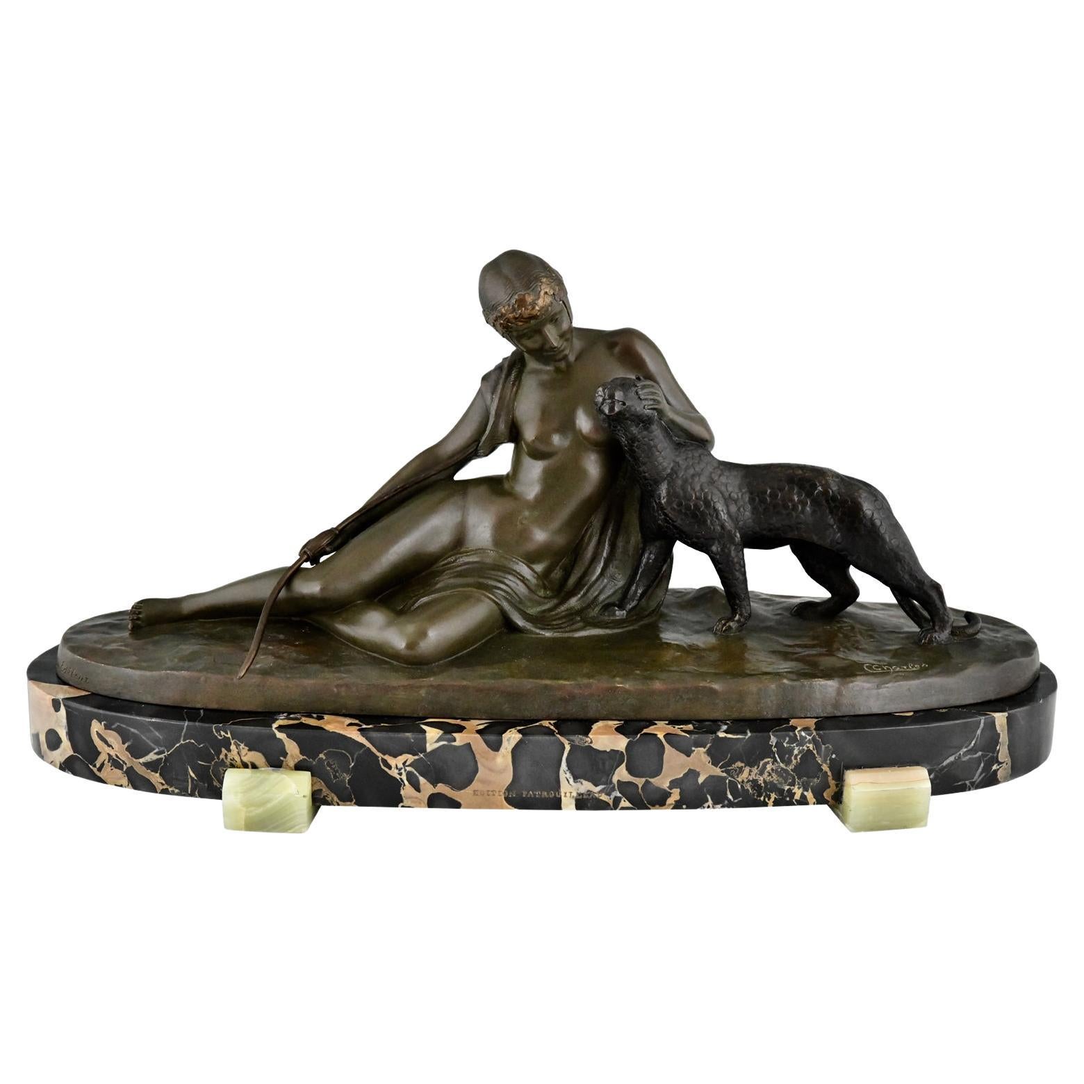 Sculpture en bronze Art déco représentant une femme avec une panthère signée par C. Charles France 1930 en vente