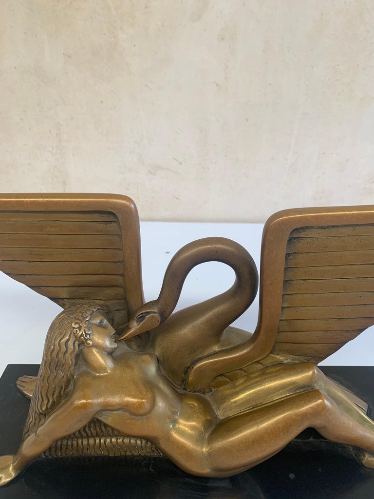 Sculpture en bronze Art Déco « Léda et cygne » de Marcel-Andre Bouraine ...