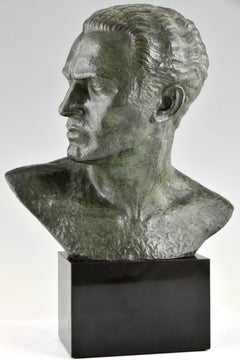 Sculpture en bronze Art Déco - Buste d'aviateur masculin Jean Mermoz par Alfred Gilbert 1925
