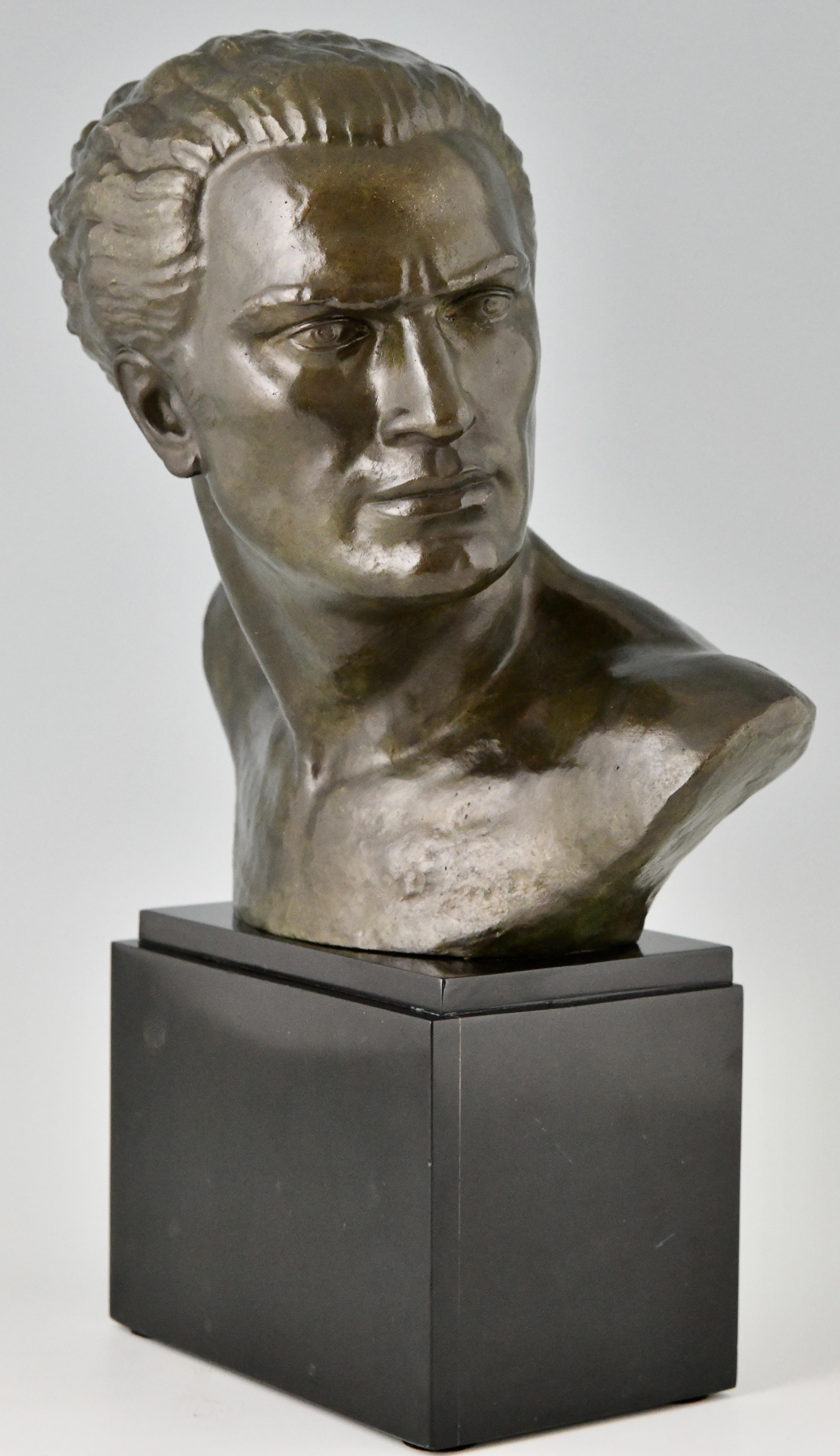 Escultura Art Déco de bronce Busto masculino Aviador Jean Mermoz de Lucien Gibert, 1925 Art Decó en venta