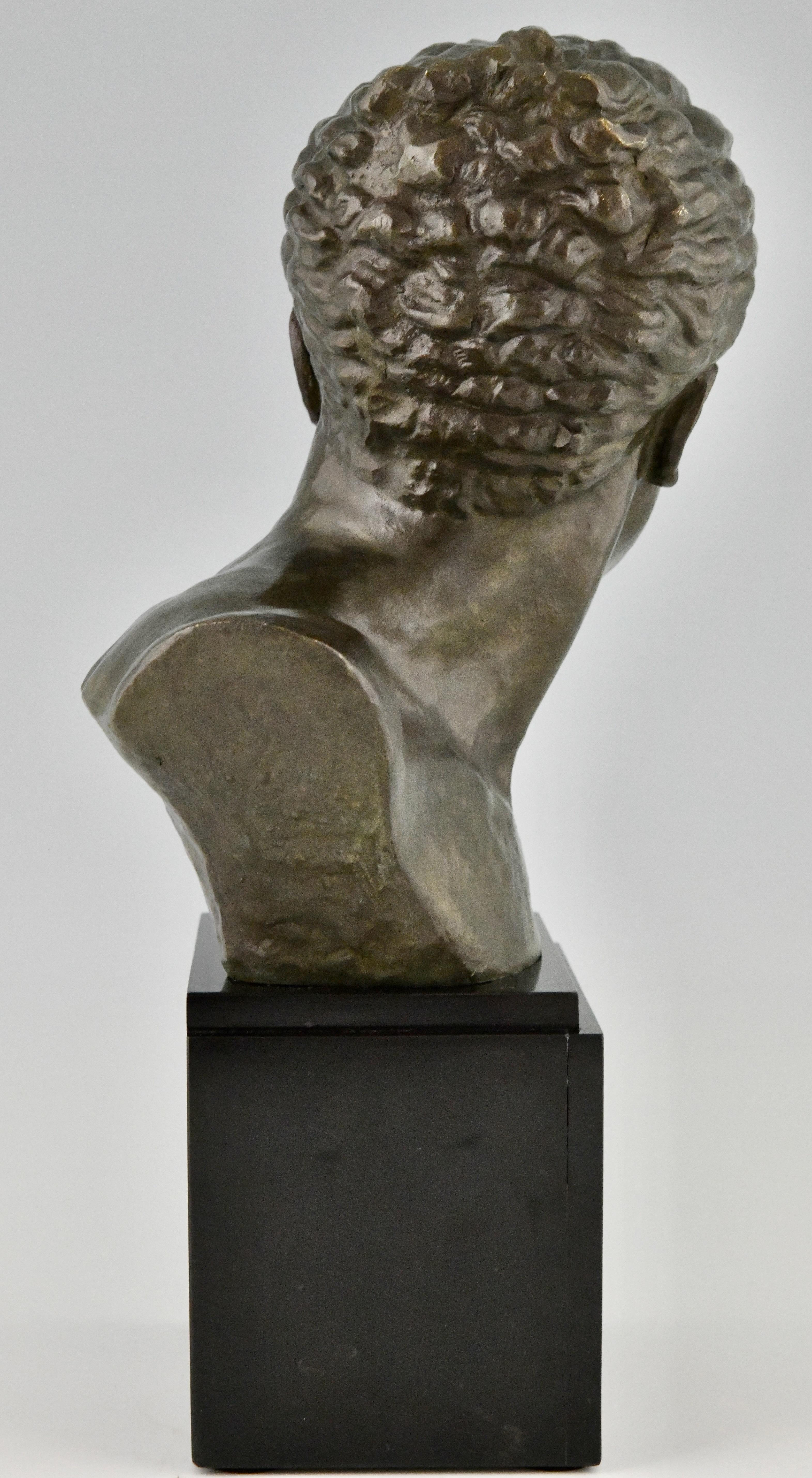 Escultura Art Déco de bronce Busto masculino Aviador Jean Mermoz de Lucien Gibert, 1925 principios del siglo XX en venta