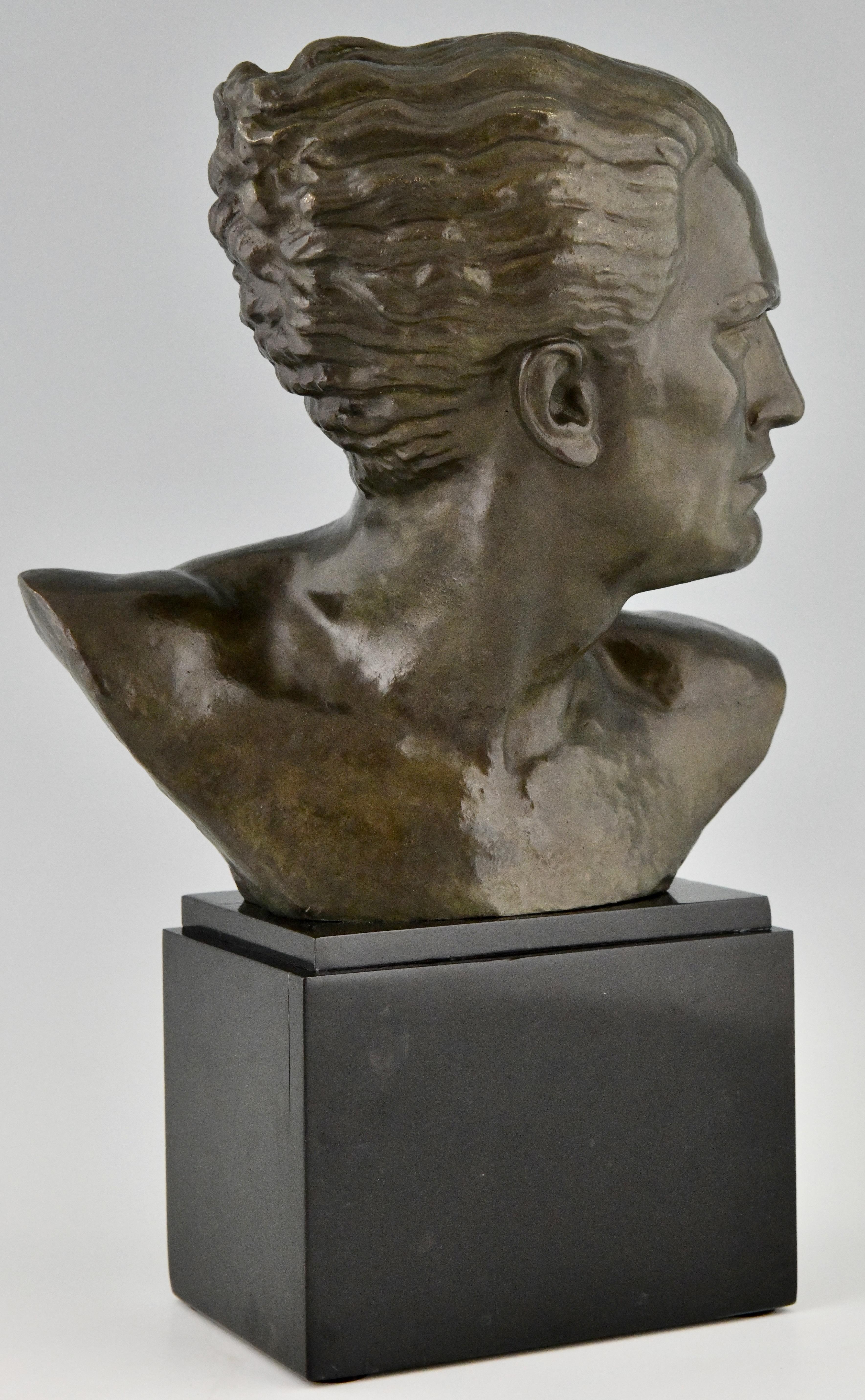 Escultura Art Déco de bronce Busto masculino Aviador Jean Mermoz de Lucien Gibert, 1925 Bronce en venta