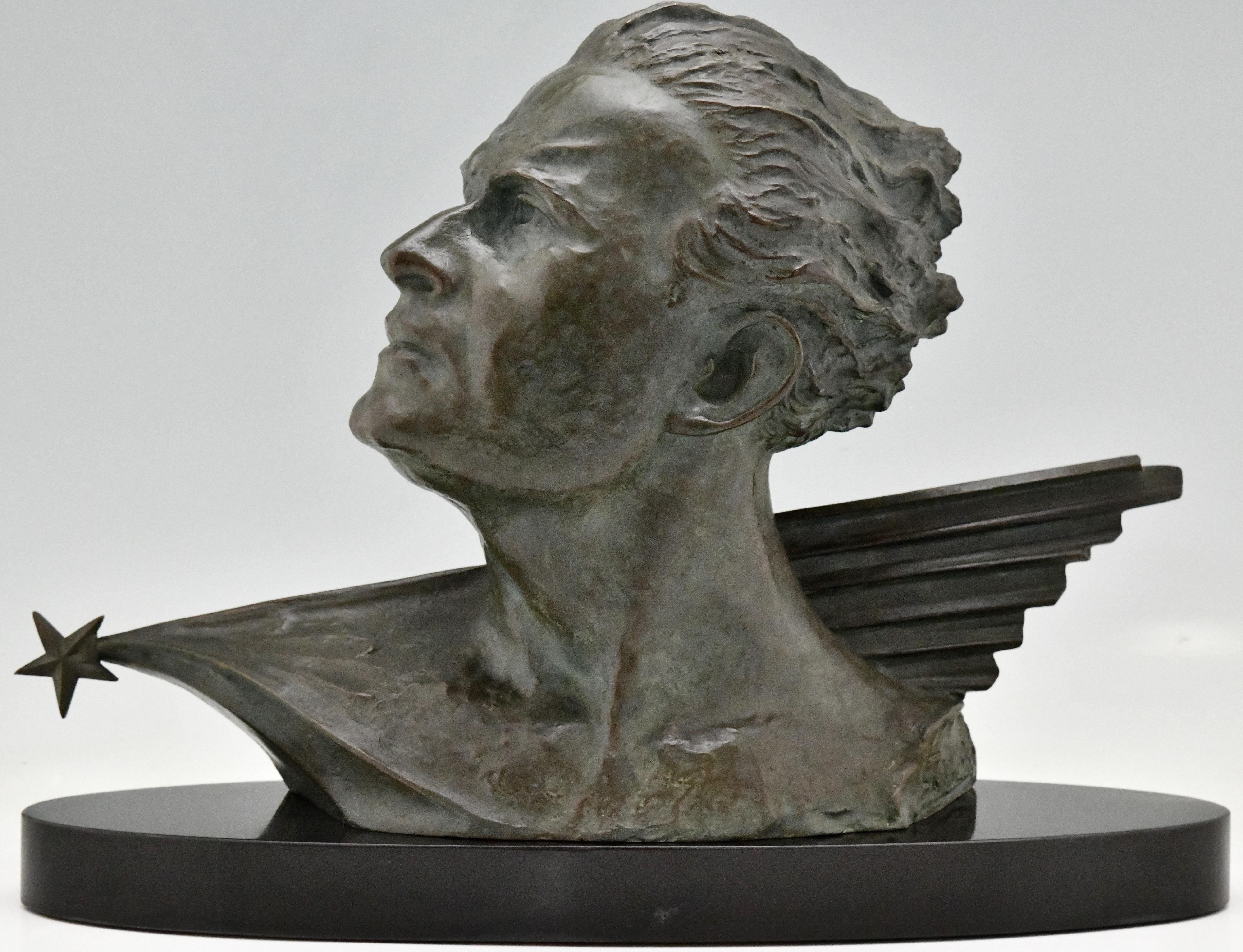 Art Deco bronze sculpture, male bust of the French aviator and hero Jean Mermoz who lived from 1901 until 1930. The sculpture is signed by Frederic C. Focht, stamped Bronze, number 3. Beautiful green patina with ligher shades. The bust is mounted on